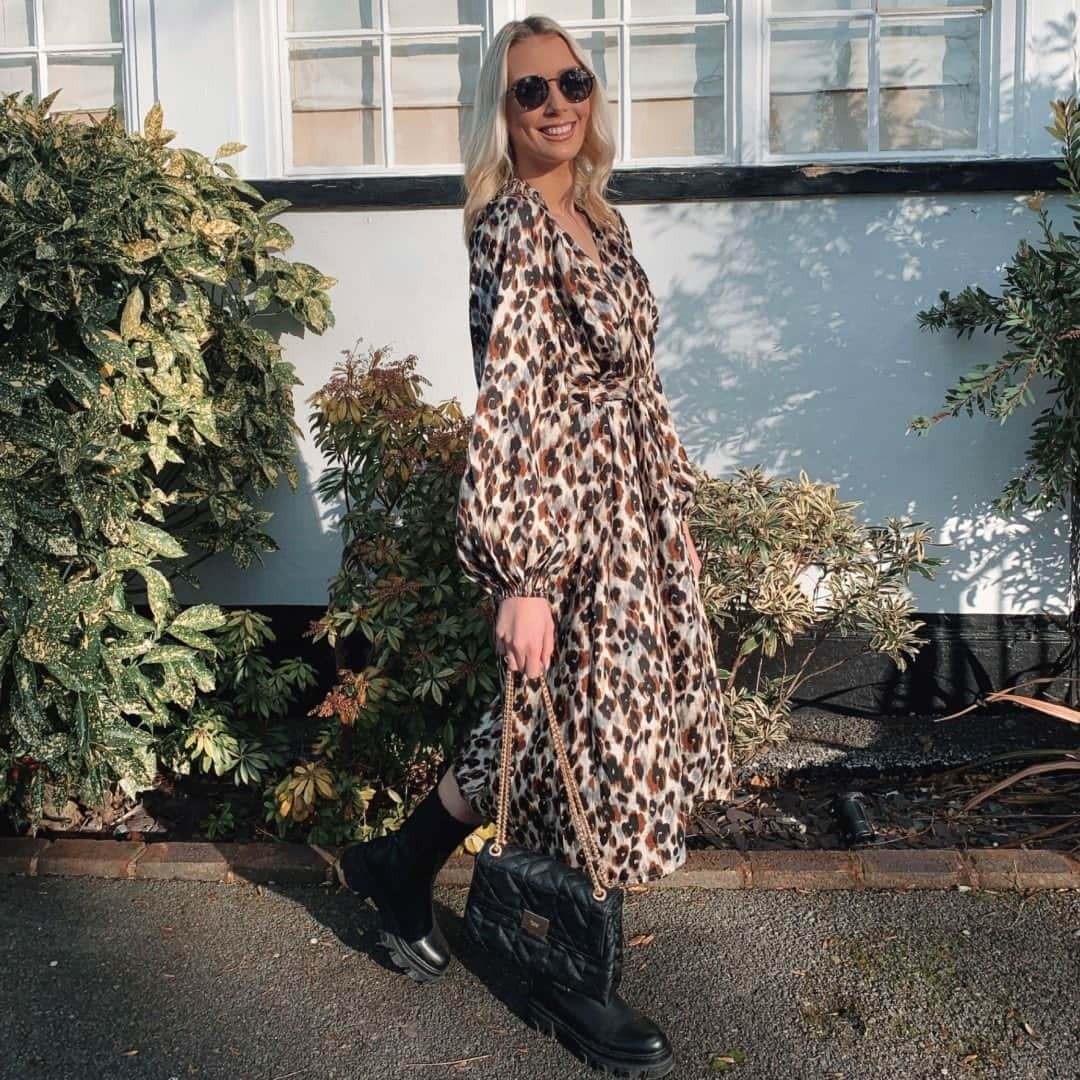 トラフィックピープルさんのインスタグラム写真 - (トラフィックピープルInstagram)「Style out your lockdown walks this weekend in colourful leopard print😍 treat yourself to this dress of dreams whilst you still can! @hannah_godman  Don't forget our Galentine's Giveaway is still open until Friday 12th Feb- head over to our giveaway post to enter now!❤️  #fallinlovewithtp #dressofdreams #ootd #ukblogger #animalprint #ukfashion #instastyle #lockdown #fashioninspo」2月6日 20時00分 - trafficpeople