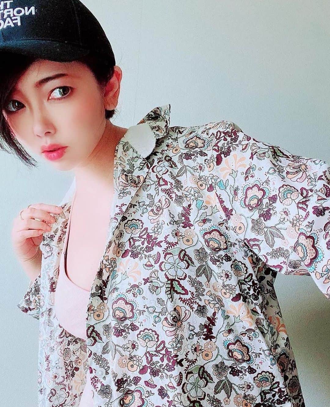 のインスタグラム：「MENS outfit👾👾👾  柄シャツメンズ用  キャップ🧢 @thenorthfacehk  インナー @hm   #mood #boyish #coolgirl#mensstyle #韓国好きな人と繋がりたい #menswear #mensoutfit #メンズコーデ #メンズファッション #패션 #thenorthface #スナップ #メンヘラ #個性的ファッション #自撮り男子 #girl #ストリートファッション #kfashion #イケメン #中性#cool #男装 #お洒落女子 #お洒落男子 #mensfashion #雰囲気推してください #メンズライク #柄シャツ #l4l #ハンサムショート」