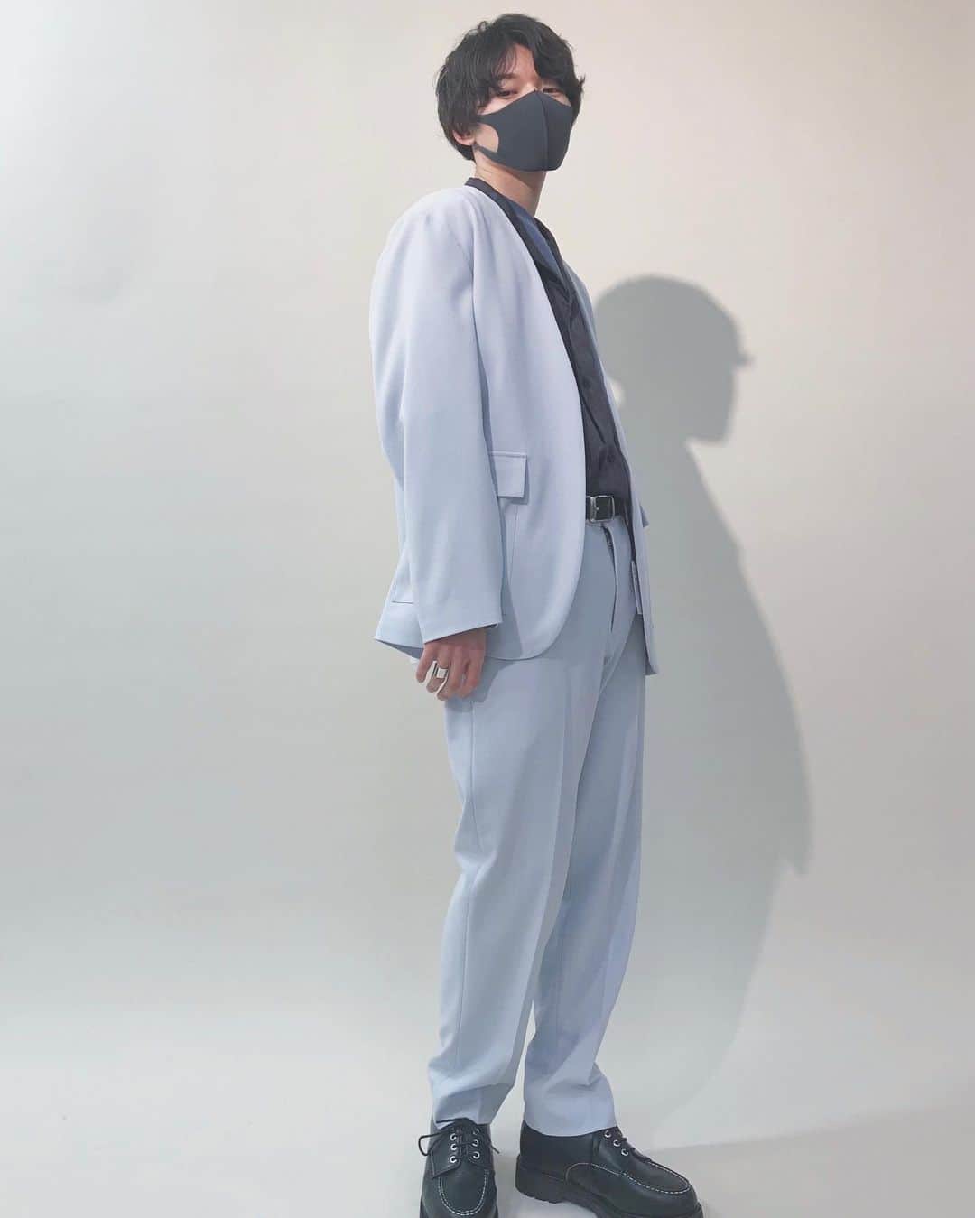 佐瀨清隆のインスタグラム：「' . . . . JUNRed(@junred_jp ) 2021 SPRING COLLECTION 展示会お邪魔させて頂きました。 . . どれも凄く凄くお洒落で可愛かった マネージャーさんに言われたのが「きよさんみたいなマネキンたくさん」 それくらい僕の好みどストライクでした👏🏻 . . コートとのセットアップは新鮮だし、 この写真のジャケットもノーカラーで一目惚れした！ はやく春が来ますように🌸 . . . . . . . #junred  #springcollection #spring #mensfashion」