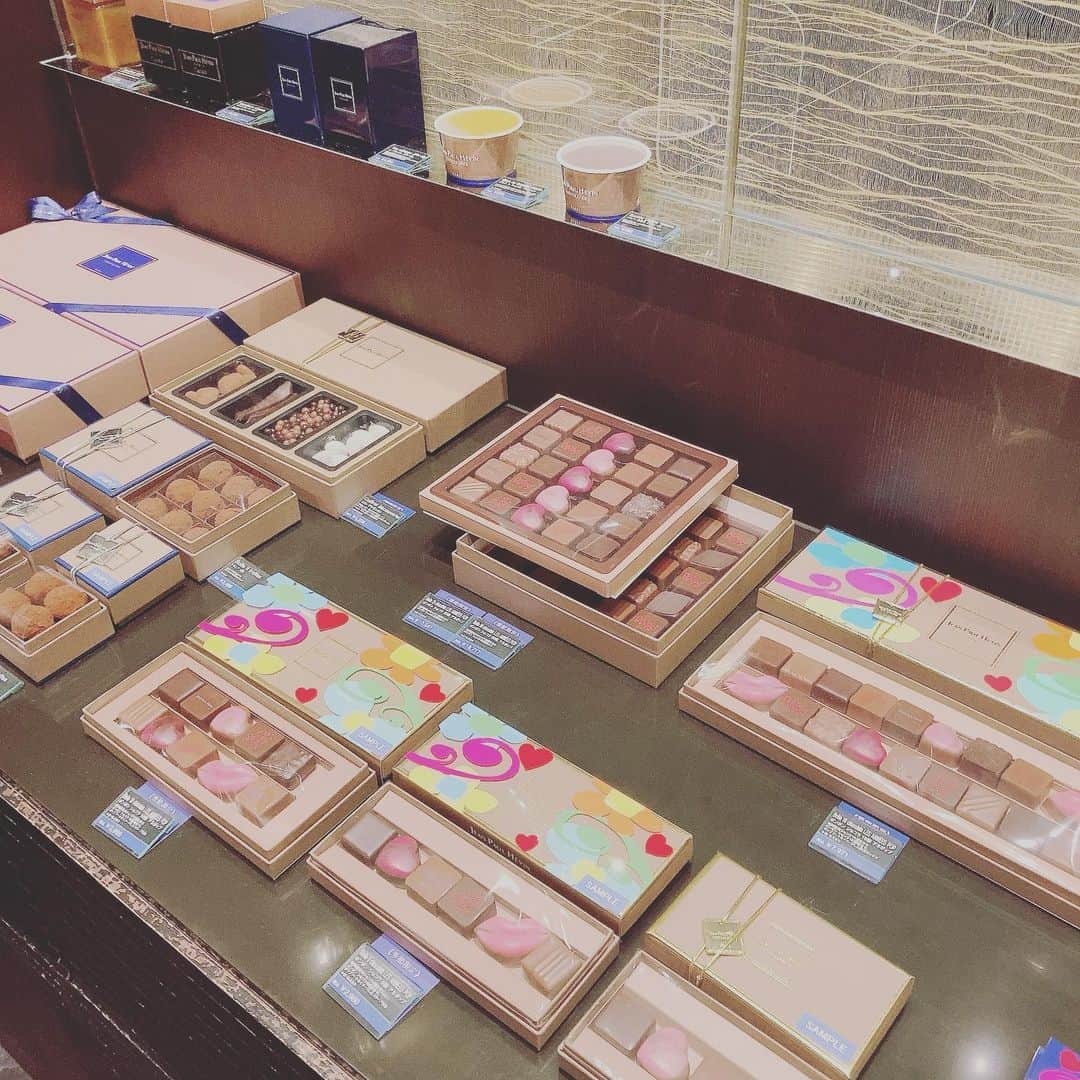 小阪有花（小阪由佳）のインスタグラム：「もうすぐバレンタイン💕 楽しみ💕←なぜ私がもらう気でいるんだろうか?w 毎年何故かもらう側の気持ちでいる。前世男の子か？  #バレンタイン #義理チョコ #でもいいから #チョコレートほしい#私が #私が欲しい #私がモテてどうすんだ #的なポジションでチョコ欲しい」