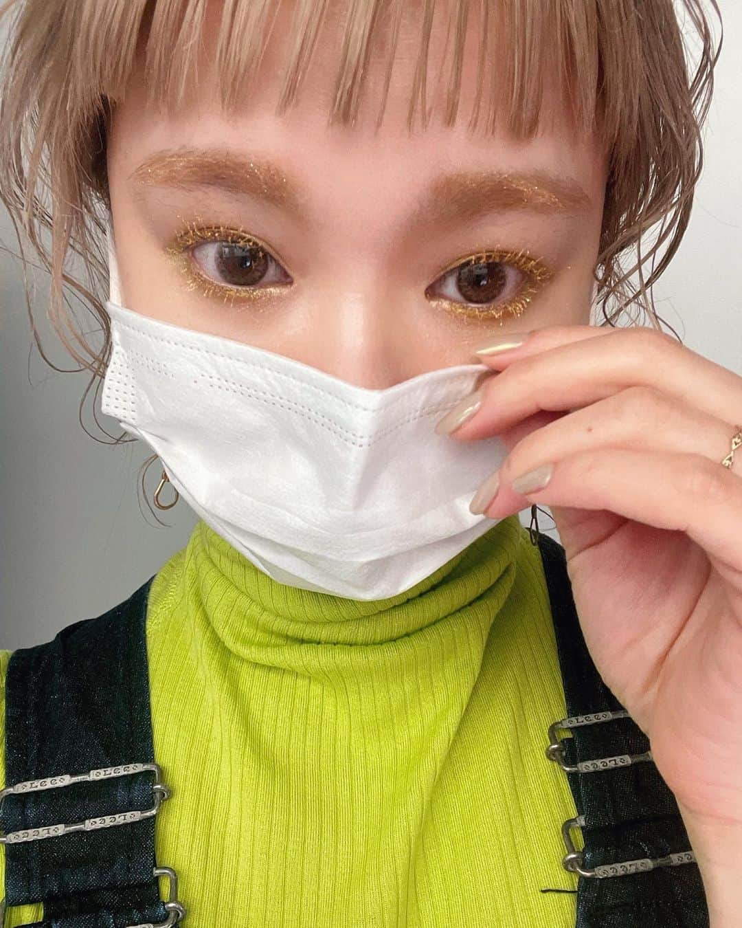 sakincho1028のインスタグラム：「今日はきらんきらんな目の日でした。💫🌱 せんちゃんに前髪直してもらった。✂︎ トイレの鏡でフリーハンドで切ったらえらいことになってしまったので助かりました。短くなっちゃって恥ずかしかったです。 ありがとう、せんちゃん。 #メイク」