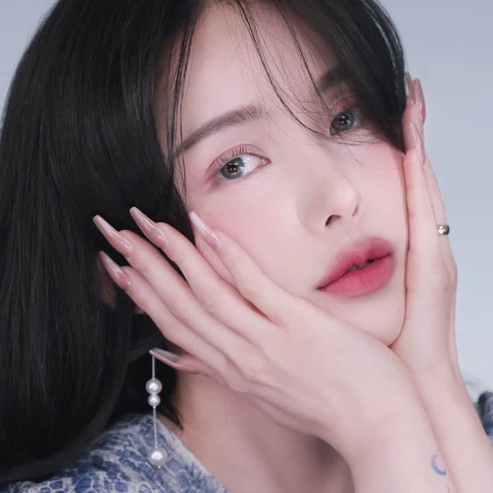ポニーのインスタグラム：「New video is up! 쿨톤이 해도 예쁜 투명 청초 메이크업이 유튜브에 업로드 됐어요!💧💙」
