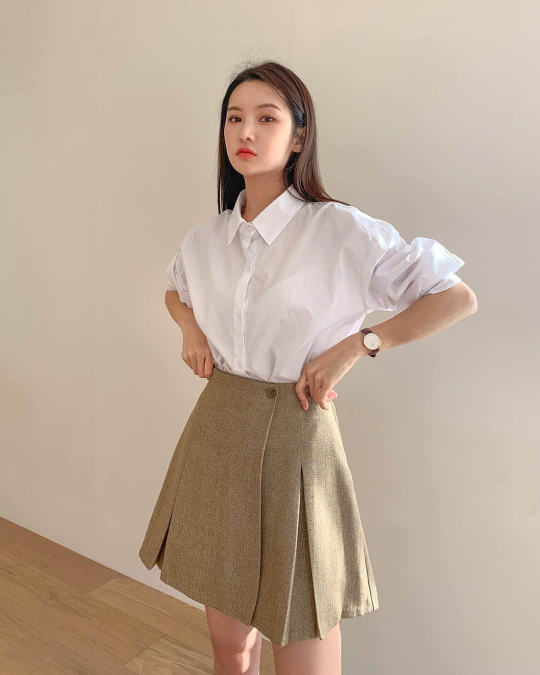 Chuuのインスタグラム：「🎀츄X셀럽쇼퍼🎀  베이직한 셔츠는 정말 하나 있으면 여기저기 코디 활용도가 너무 좋은 아이템이죠? @jindamiin 다민님도 데님, 스커트 다양한 바텀과 코디해주셨어요🤎 A라인 플리츠 스커트와 메리제인 슈즈로 상큼함 UP! 다민님의 코디 지금 츄에서 만나보세요✨  #chuu#츄#셀럽쇼퍼 #lovely_daily_look_chuu」