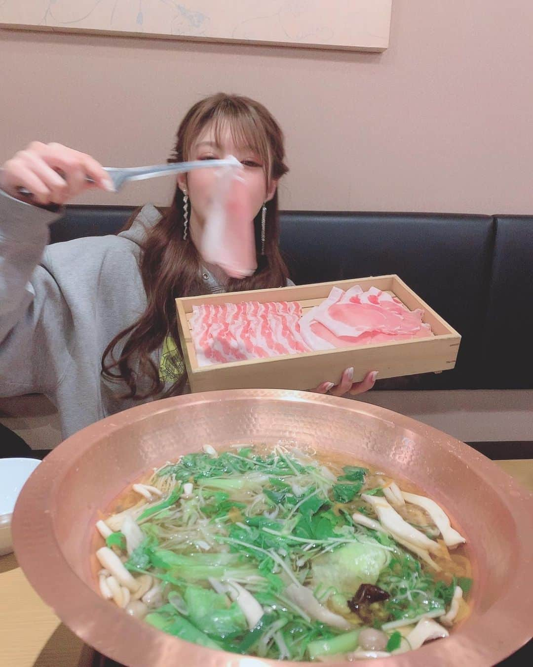 相沢みなみさんのインスタグラム写真 - (相沢みなみInstagram)「しごおわのひととき🍽 . dinner time!!! . #相沢みなみ  #果実園リーベル  #しゃぶしゃぶ」2月6日 20時11分 - epoint2016