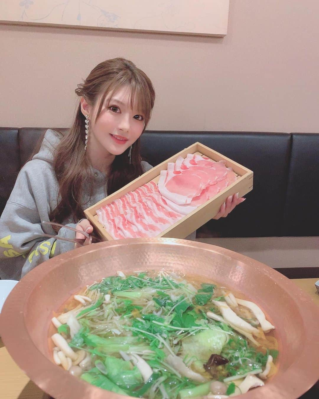 相沢みなみさんのインスタグラム写真 - (相沢みなみInstagram)「しごおわのひととき🍽 . dinner time!!! . #相沢みなみ  #果実園リーベル  #しゃぶしゃぶ」2月6日 20時11分 - epoint2016