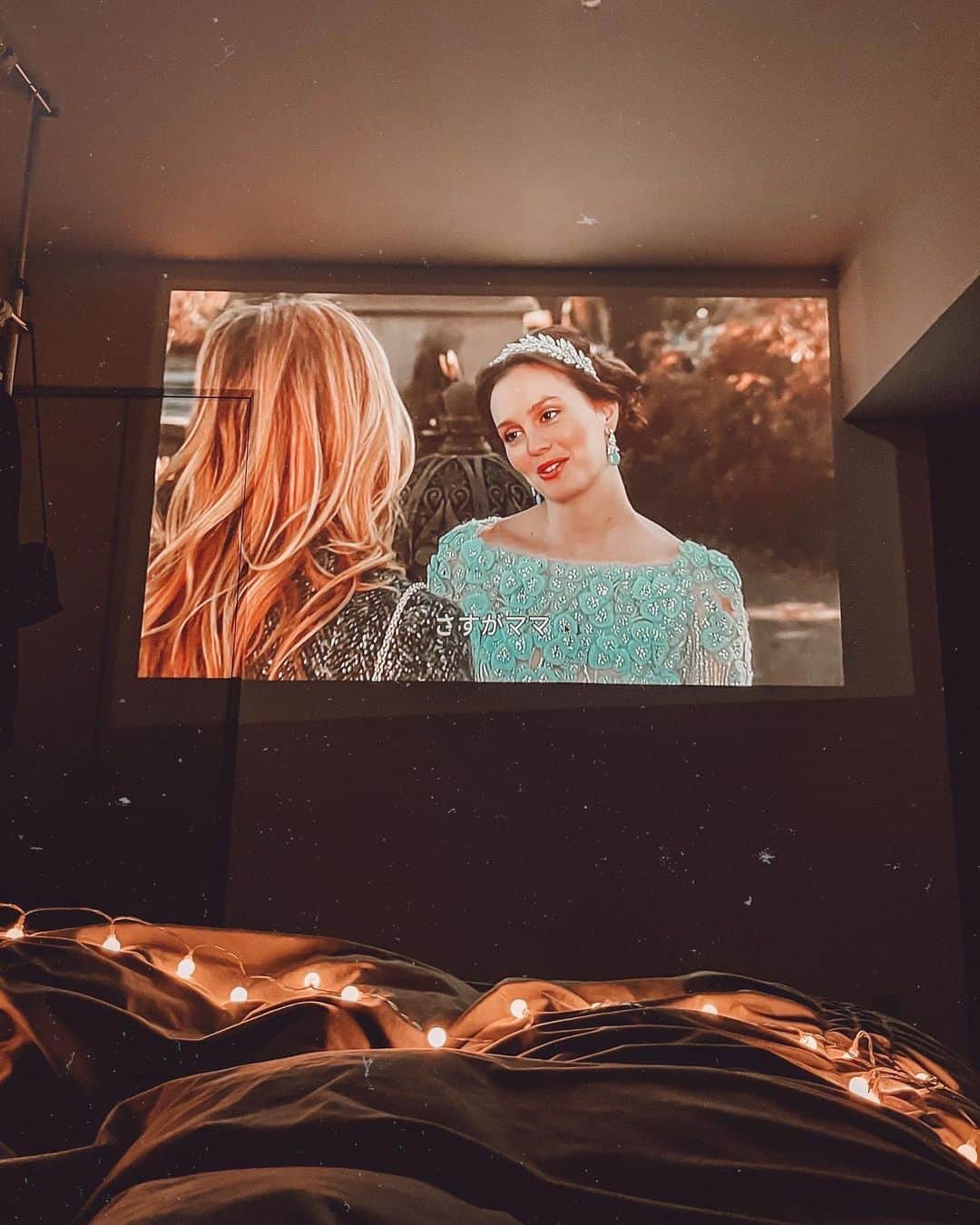 ✷kana✷のインスタグラム：「🎬♡ . . 以前も紹介しましたが、 我が家のおうち時間にかかせない @popin.aladdin  シーリングライトにプロジェクターが 付いてるんだよ！！ . うちは寝室に！寝る前のお楽しみ♡ YouTubeで音楽聞いたり、 Netflixで映画や韓ドラ、Huluで見逃しドラマを観たり、 娘は鬼滅に続き最近約束のネバーランドに ハマっております、、笑 . なんと明日2/7の20時まで、この popIn Aladdin2がもらえちゃうプレゼント企画中なの！！ ストーリーズにリンクを貼ったので、 ぜひぜひぜーーひエントリーしてみてね！ これがあれば自然と家族が集まってくる♡ 素敵なおうち時間を♡ . #popInAladdin #大画面のある暮らし」