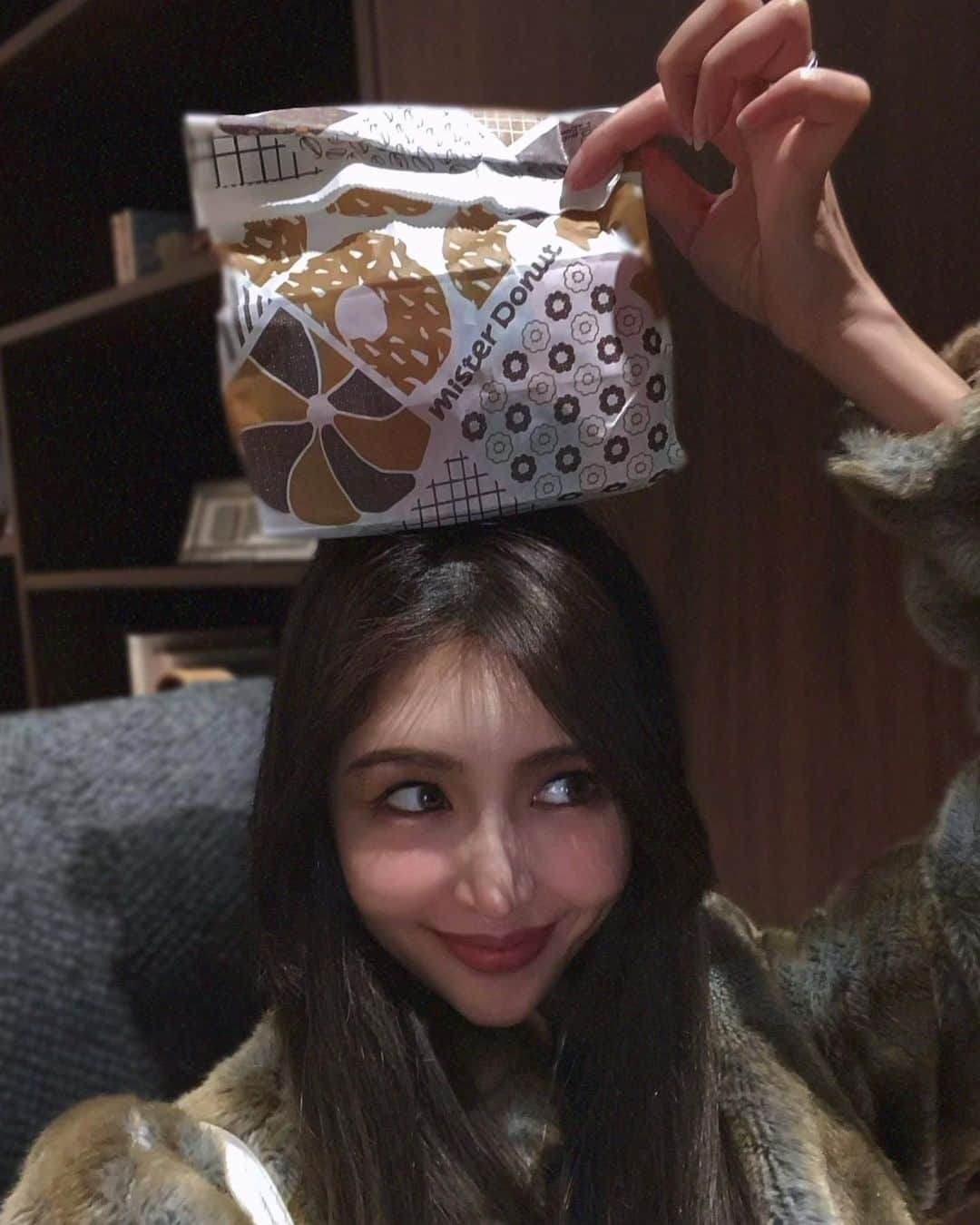 MARINのインスタグラム：「🍩🍩🍩 . ハート型は it was sold out, oh nooo :( 私は手前の#フォンダンショコラドーナツショコラ 派♡ ろびはキャラメルモンスターだから #フォンダンショコラドーナツキャラメル  . どちらも上品な甘さで周りのサクサク感と中のトロける感のバランスがよかった🍩どうか売り切れないで〜フランボワーズも食べたいよ〜♡ . . . #misterdonut #pierremarcolini #donuts🍩  #ミスド #ピエールマルコリーニ #ミスドコラボピエールマルコリーニ  #食レポ #売り切れ続出 #美味しいもの  #スイーツ巡り#iPhone11 #ノーマルカメラチャレンジ」