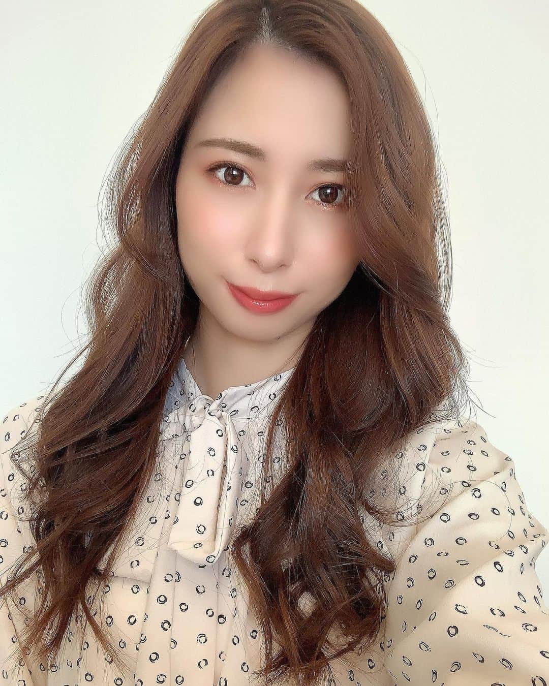 Chihiroのインスタグラム：「Spring Make Up💐  間違えて消してしまったので再投稿。 Faves beautyさんのSprinp メイクキットでメイクをした時の。 イエローベース春向きの ✔︎アイシャドウ ✔︎チーク ✔︎リップグロス  がセットになってるの！  イエベ春メイク好き🥰  #パーソナルカラー診断 #イエベ春メイク #美人百花flowers  #イエローベース春 #パーソナルカラーメイク #イメージコンサルタント  #イメージコンサルタント東京」