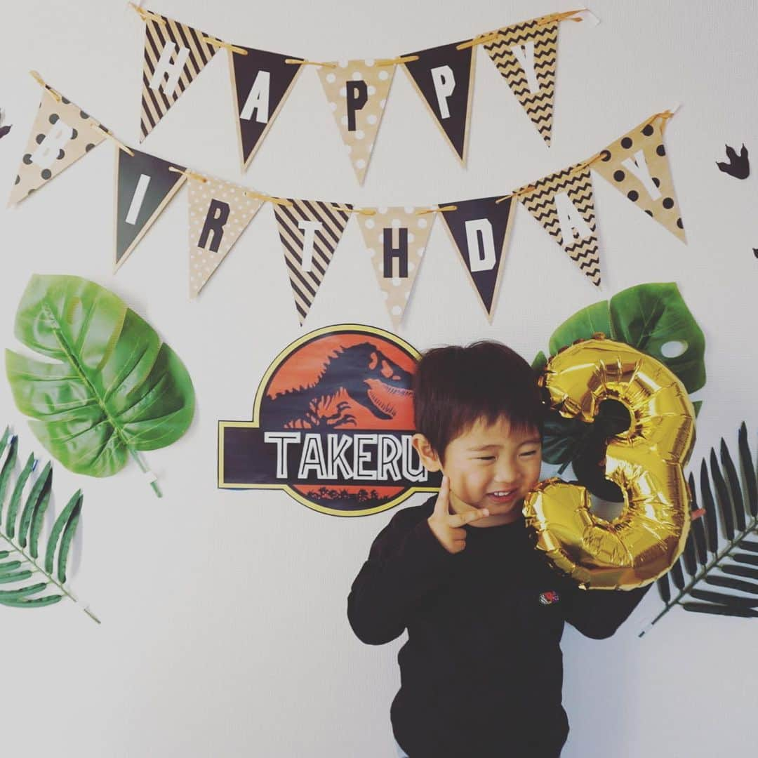 長崎峻侑さんのインスタグラム写真 - (長崎峻侑Instagram)「今日は息子の3歳の誕生日🎂🎉✨ 3年前の今日、42時間くらいの陣痛を経て息子は産まれてきました。10分、5分おきにくる陣痛の時は妻の腰をさすりながら。 仮眠は10分ないくらい。 めっちゃキツかったけど、めっちゃ幸せ。息子を産んでくれた妻には感謝しきれません。 これからも家族みんなを全力で守ります👍🏼✨ #誕生日　#息子　#3歳　#家族愛」2月6日 20時18分 - shunsukenagasaki