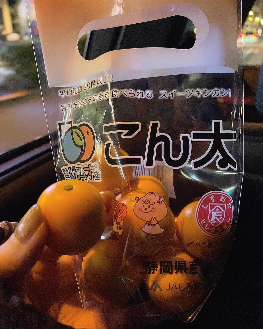 桃乃木かなさんのインスタグラム写真 - (桃乃木かなInstagram)「金柑”こん太”🍊  皮ごと食べる金柑！ 本当に飴みたいに甘〜い😋 かき氷でしか金柑を食べる機会がありませんでしたが生で食べてもこんなに美味しいなんて..!!苦味がなくて食感も楽しい😋  #HACHIKU #池袋  #フルーツ販売」2月6日 20時20分 - kana_momonogi