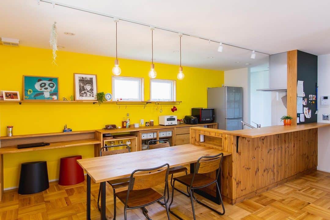 ルポハウス一級建築士事務所さんのインスタグラム写真 - (ルポハウス一級建築士事務所Instagram)「・ ・ ・ 教室の床のような、オークの木目が楽しいパーケットフロア。 ・ キッチン周りは黒板に、教壇感を出した板貼り仕上げ、造作カップボードの一角に設えたPCコーナーは職員室、ダイニングチェアもどこか小学校を彷彿とさせます。 ・ ・ ・ 𓐌𓐌𓐌𓐌𓐌𓐌𓐌𓐌𓐌𓐌𓐌𓐌𓐌𓐌𓐌𓐌𓐌𓐌  ルポハウスの施工事例はこちらまで☞ @reposhouse  𓐌𓐌𓐌𓐌𓐌𓐌𓐌𓐌𓐌𓐌𓐌𓐌𓐌𓐌𓐌𓐌𓐌𓐌 #ルポハウス は#ちょっとかっこいい家 を"友人のために" という思いでつくっています。 一生に一度の#マイホーム。 「あなたにしかできない」×「ルポハウスだからできる」で、 私たちだけの#家づくり を思いっきり楽しんでみませんか？！ ・ ・ ・ #住宅 #注文住宅 #新築一戸建て #デザイナーズ住宅  #一級建築士事務所 #設計事務所  #滋賀県大津市 #滋賀県草津市 #滋賀県栗東市  #滋賀県近江八幡市 #キッチンインテリア #スクールパーケット #オーク床 #シンコールクロス #アクセントクロスイエロー #マグマジック #造作カップボード #pcコーナー」2月6日 20時20分 - reposhouse