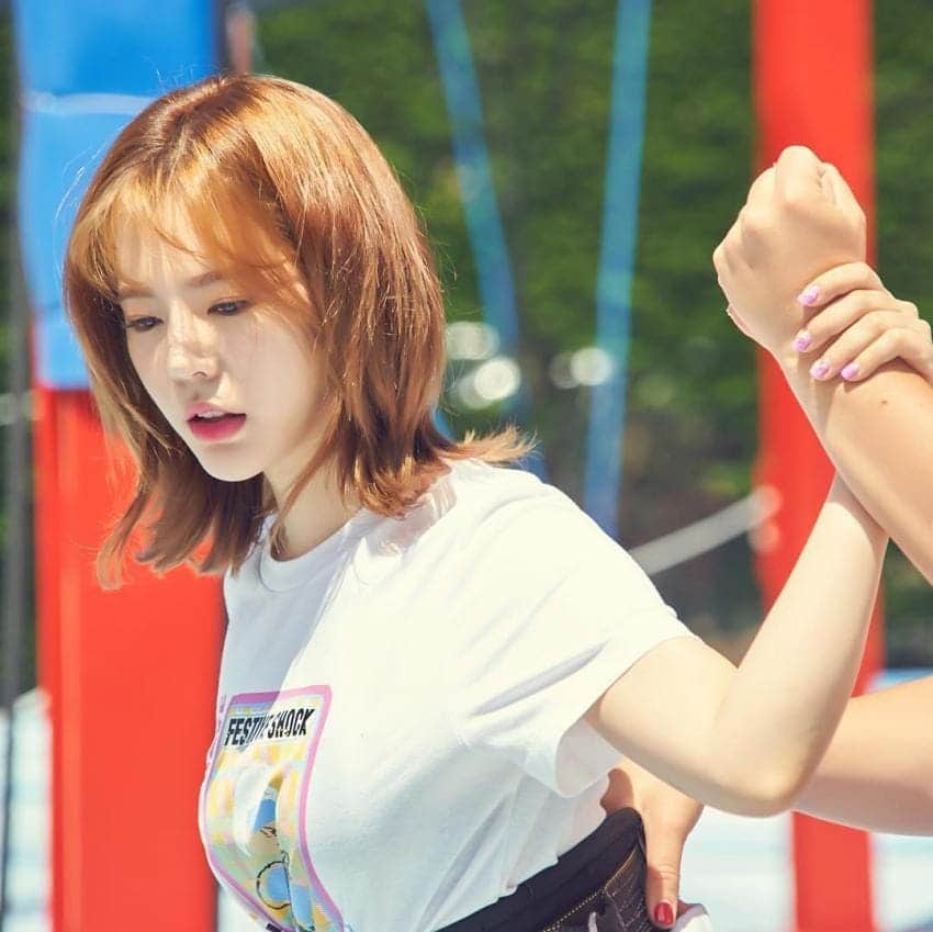 サニー のインスタグラム：「머리 자르고 싶어요...... 안되겠죠?! 피휴.. 😣」