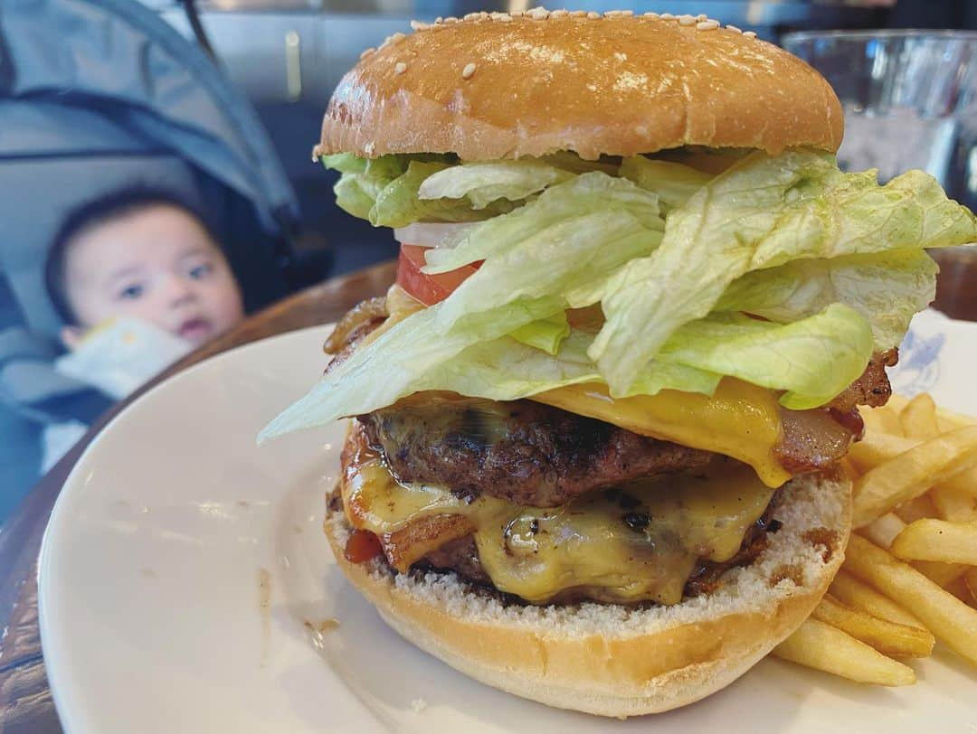 石川龍さんのインスタグラム写真 - (石川龍Instagram)「広尾Homework'sのDOUBLE DECKER BURGER（with Cheese & Bacon）は¥1,700。  日本のグルメバーガーの元祖と呼ばれるこのお店はsince 1985、ということは僕が5歳の時から本格ハンバーガーやってたのか？（違うかもだけど）と思うとそれだけでエモい。ちなみに同じく日本のグルメバーガーの草分けと呼ばれる本郷のファイアーハウスのオープンは1996年。  バーガーのチョイスはパティ2枚のダブルデッカーにして正解。というか僕は基本的にダブルバーガーかダブルチーズバーガーばかりです。バリバリジューシーなタイプのパティでは無いけど丁寧に仕上げられたお肉という感じで美味でした！  店員さんの接客も程良く、ディスタンス広めの空間は居心地も良く落ち着けました。  #homeworks #広尾 #ハンバーガーも好き #ハンバーガー #ハンバーガー好きな人と繋がりたい  #ハンバーガー部」2月6日 20時22分 - slow_night