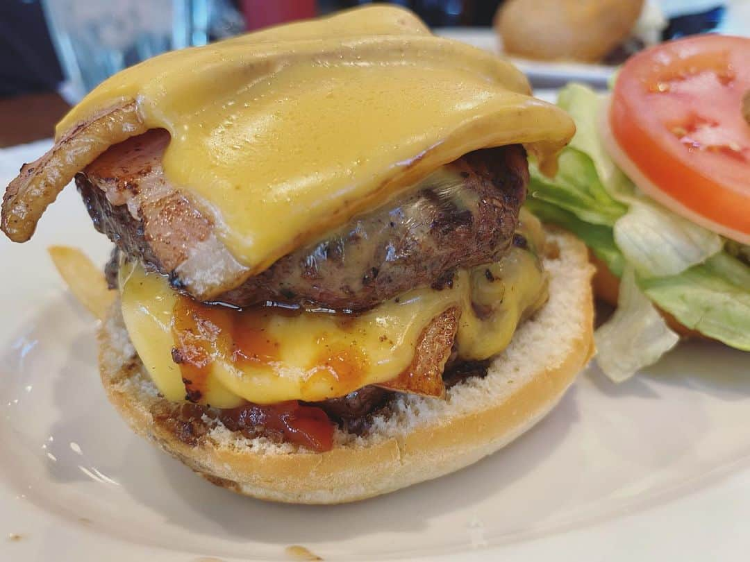 石川龍さんのインスタグラム写真 - (石川龍Instagram)「広尾Homework'sのDOUBLE DECKER BURGER（with Cheese & Bacon）は¥1,700。  日本のグルメバーガーの元祖と呼ばれるこのお店はsince 1985、ということは僕が5歳の時から本格ハンバーガーやってたのか？（違うかもだけど）と思うとそれだけでエモい。ちなみに同じく日本のグルメバーガーの草分けと呼ばれる本郷のファイアーハウスのオープンは1996年。  バーガーのチョイスはパティ2枚のダブルデッカーにして正解。というか僕は基本的にダブルバーガーかダブルチーズバーガーばかりです。バリバリジューシーなタイプのパティでは無いけど丁寧に仕上げられたお肉という感じで美味でした！  店員さんの接客も程良く、ディスタンス広めの空間は居心地も良く落ち着けました。  #homeworks #広尾 #ハンバーガーも好き #ハンバーガー #ハンバーガー好きな人と繋がりたい  #ハンバーガー部」2月6日 20時22分 - slow_night