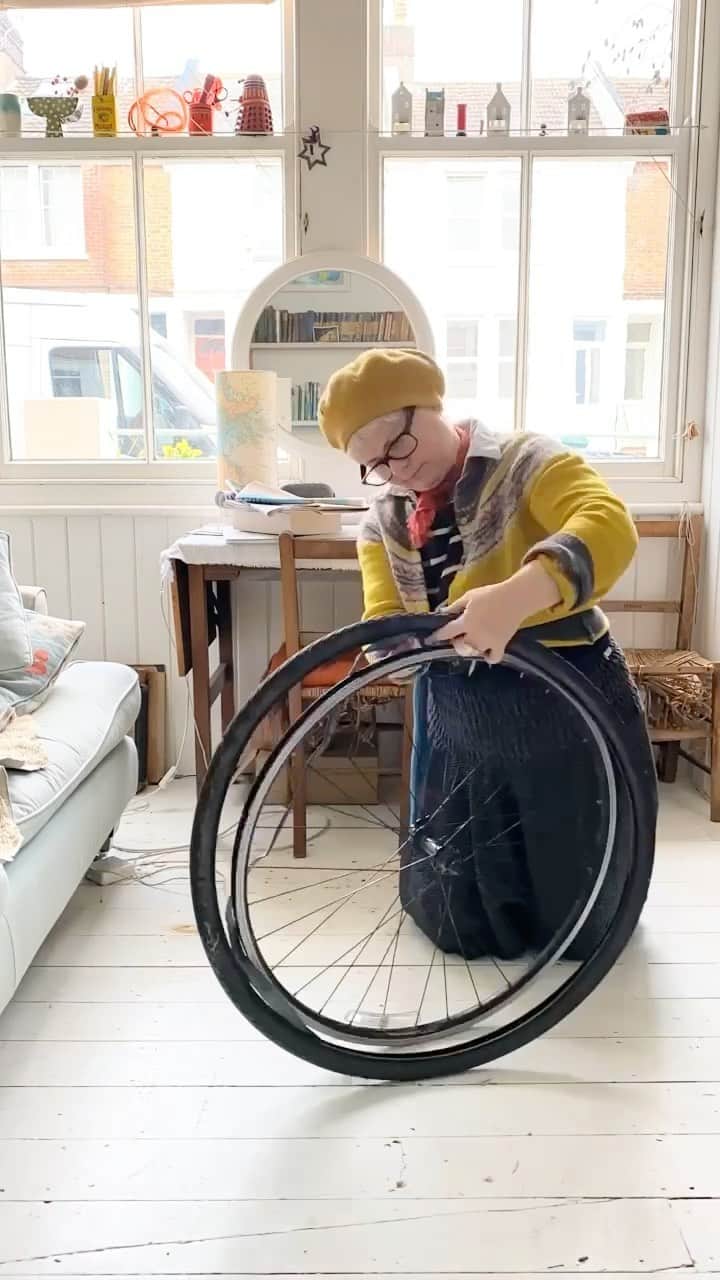 Tea and sittingのインスタグラム：「🚲...I’ve been meaning to replace my inner tube for weeks!!! 🤩 ( And if you want a tutorial, there’s one on my IGTV which I made ages ago, and I’ve linked it in my Stories too! )  #cyclerepair #5ftinfbike #bicyclemaintenance」