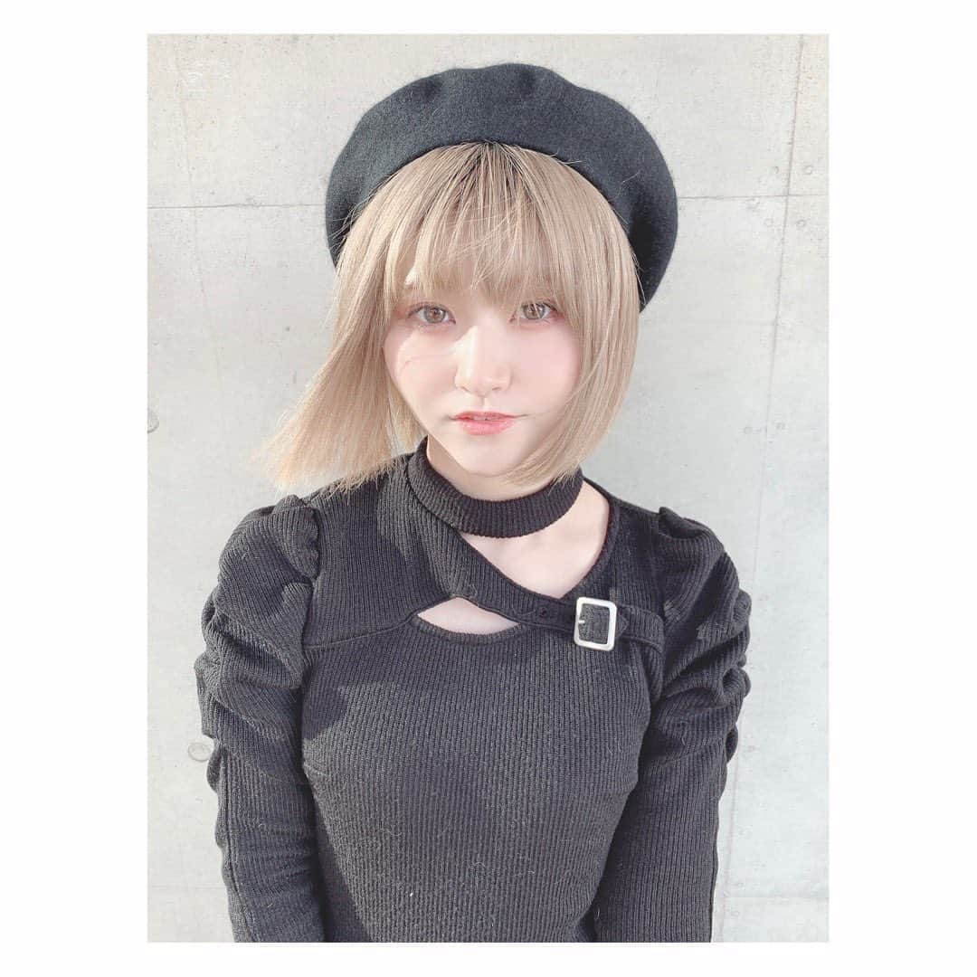 大竹ひとみさんのインスタグラム写真 - (大竹ひとみInstagram)「🦇 . .   プロフィール画像にも使ってる、いつかのオンラインお話会のお写真。📸  . . . #過去pic #eatme #bananarepublic #ブラックコーデ #ハイトーンボブ #ベージュカラー #ベレー帽 #blackcoordinate #fashion #hairstyle #ootd  #selfie #selca #instagood #instalike #instafashion #follow #followｍe #모노톤 #옷스타그램  #패션스타그램 #오오티디 #셀카 #좋아요 #팔로미」2月6日 20時31分 - iamhitomi_48