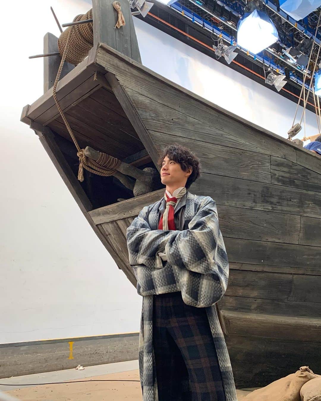 福士蒼汰のインスタグラム：「新十郎最終回 見ていただけたでしょうか  未来を見据える新十郎の目は 闇の中でも光を見つけられるのでしょう」