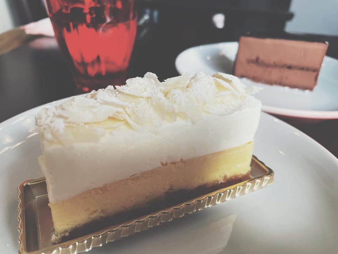 萩原悠さんのインスタグラム写真 - (萩原悠Instagram)「. いつか前にお邪魔したココ。 小洒落た雰囲気の店内。可愛らしいサイズのケーキが並んでました。チョコレートケーキ、とても濃厚で美味しかったなぁ。  #カフェ #カフェミクニズ  #ケーキ #美味しかった」2月6日 20時25分 - yu.hagiwara_official