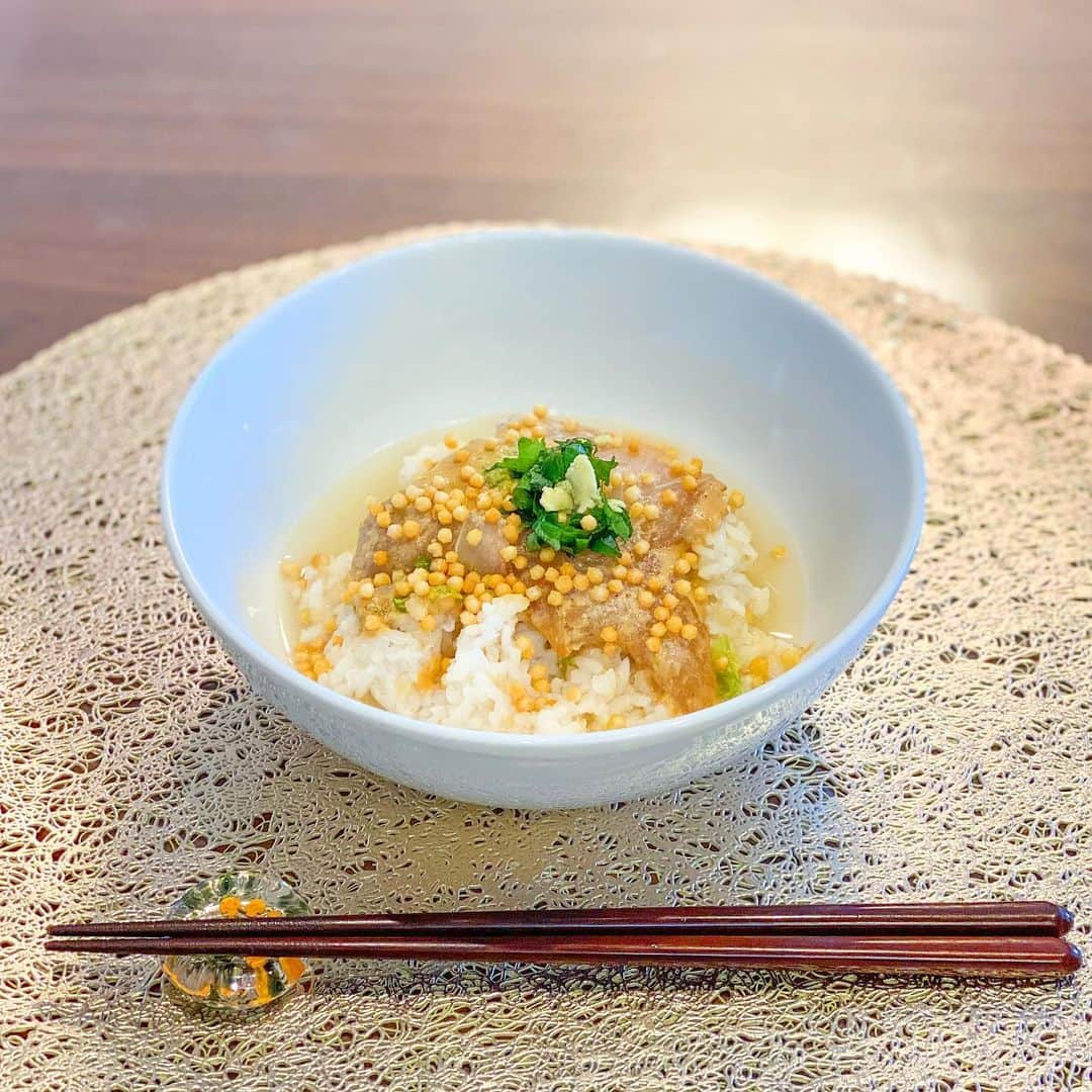 土屋香織のインスタグラム：「𓇚.これめちゃくちゃおいしかった🤤 伊勢志摩方面に行きたいなぁ( ˘͈ ᵕ ˘͈ )と 色々みていたら見つけてお取り寄せしてみた⸜(๑⃙⃘'ᵕ'๑⃙⃘)⸝⋆︎* 鳥羽ビューホテル花真珠の【ごま鯛茶漬け】 @tobaview_hotel 引き締まった大振りの鯛の切り身に 旨味たっぷりのごまだれが絡んでたまらなーい🤤♡ 鳥羽ビューホテル花真珠の朝食で食べられる ごま鯛茶漬けがおうちで楽しめます🐟 . 流水で解凍して温かいご飯の上にのせて お湯を注ぐだけでできあがり🍚♬ . 化粧箱に入っているので贈り物にもおすすめ。 美味しくて喜ばれること間違いなしです♡ . . . #鳥羽ビューホテル花真珠 #鯛茶漬け #お茶漬け #お取り寄せグルメ #通販グルメ #ごま鯛茶漬け #鳥羽ビューホテル #pr #retrip_gourmet #グルメな人と繋がりたい #食べるの好きな人と繋がりたい #genic_mag #mineby3mootd #kurashiru #locari #mery #4meee #4yuuu #tokyogc #ルトロン #海鮮 #かおgourmet #タビジョ #おとりよせグルメ #おとりよせ」