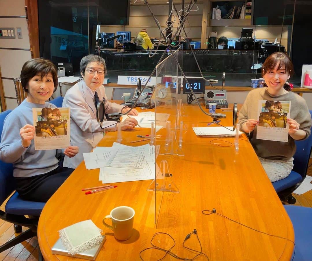 片桐千晶のインスタグラム：「⁑ TBSラジオ「大沢悠里のゆうゆうワイド」ありがとうございました！ 映画『花束みたいな恋をした』をご紹介。 恋に落ちた時の眩しいくらいの煌めきと楽しさ、それが永遠ではない切なさと。 いろんな世代の方に観て頂きたい作品です。  #大沢悠里のゆうゆうワイド #TBSラジオ#大沢悠里 #西村知江子 #片桐千晶 #花束みたいな恋をした #映画」