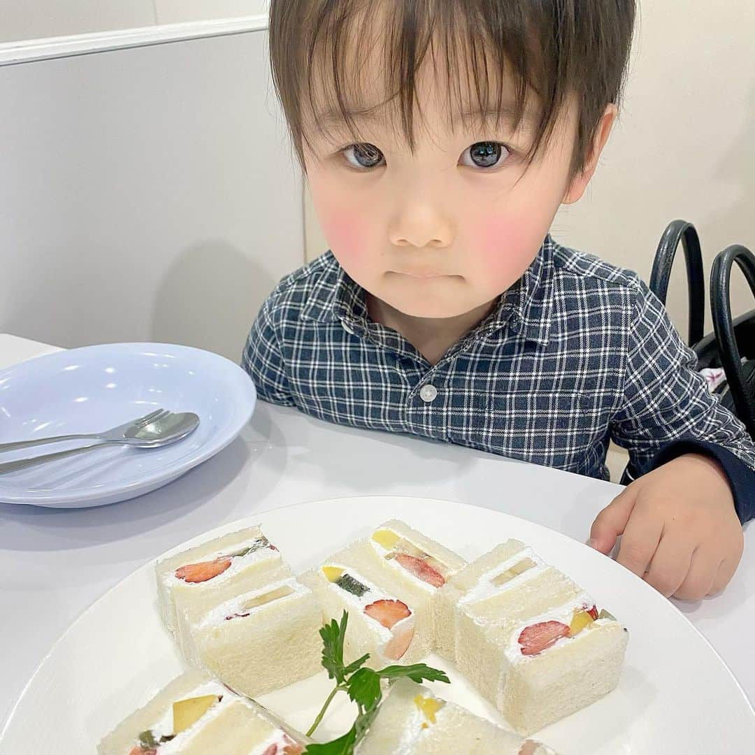 YUAのインスタグラム：「スイーツ男子🍰 #タカノフルーツパーラー  #いちごまつり」