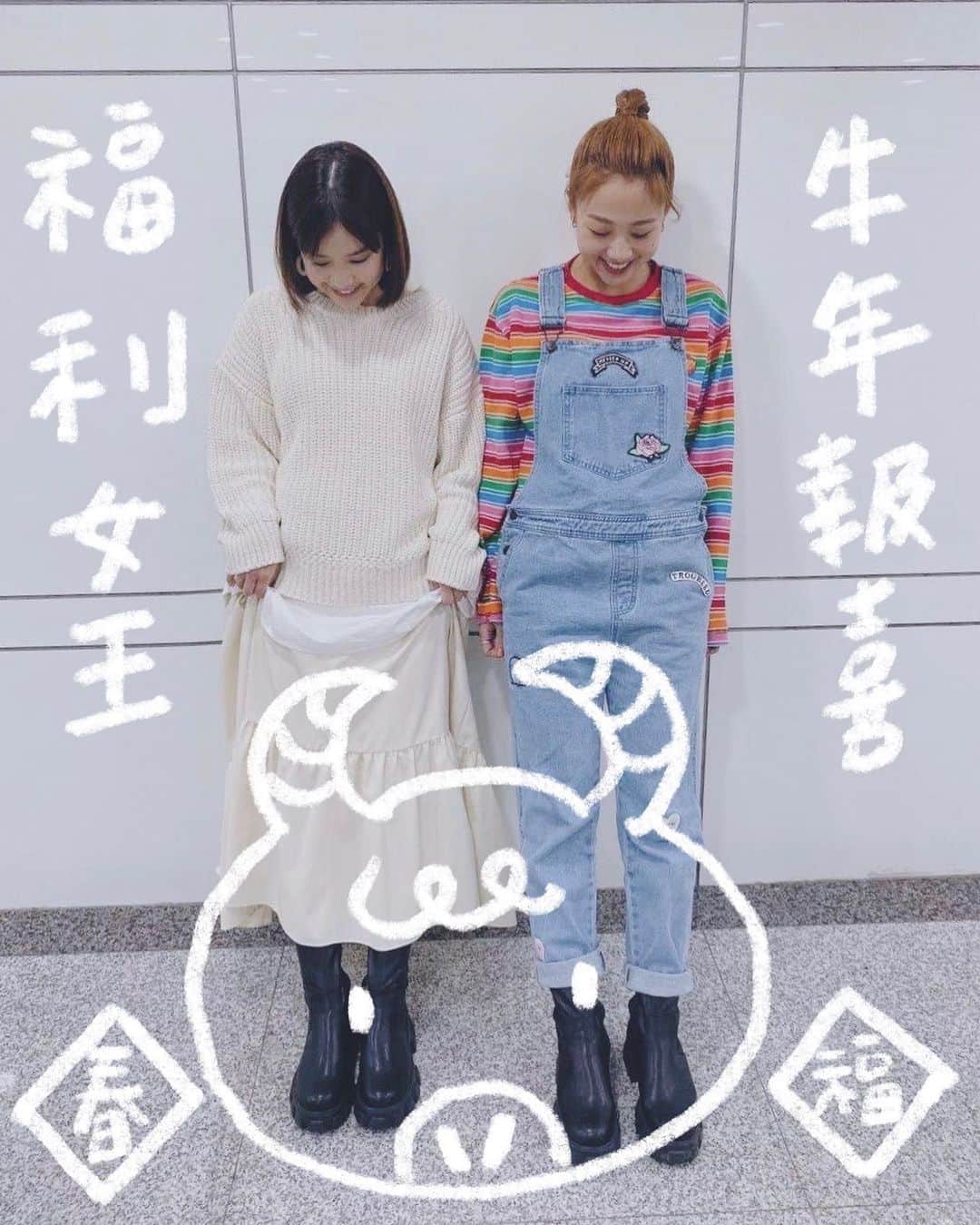 リー・ジャーインのインスタグラム：「主持新節目✨福利女王✨上線囉！ 19歲那年，Andy哥、小偉哥給了我一個主持工作機會，在Channel [V] 流行in House 節目當流行特派員，去過台北東區、台中逢甲商圈服裝店介紹流行穿搭，和我的國小國中同學容嘉一起搭檔，當時我根本不懂流行也不會穿搭（笑死）。  因為是新人，經紀人怡心姐只要有機會，也不管我會不會、喜不喜歡，就盡力帶我試鏡。還記得當時試鏡主持工作，要站在綠幕前對著鏡頭播報本週流行音樂排行榜Top10，我硬著頭皮表現活潑外向、口條洋氣，現在想想蠻好笑的！  但面對鏡頭表演的「不要臉」，也是從那時候開始練習的，練到不會再有丟臉死了、尷尬死了的那種心情，就成功了。  可是⋯我沒有成功。  —————————————————  默默主持好幾集，一直到試鏡上第一部戲《45度C天空下》的演出機會，拍完戲後，我就跟詹哥和怡心姐說「我比較喜歡演戲！」覺得自己沒有容嘉有天份會主持，然後就一直拍戲演到了現在。  2021年，不知道哪來的勇氣，我竟然決定再試試18年前自己做起來覺得很丟臉的那件事，主持。主持網路新節目✨福利女王✨我不緊張也不害怕，希望新的工作挑戰中，能不忘曾經硬著頭皮努力的自己，再繼續努力成為更勇敢的女生，才不枉費我硬著頭皮打滾的那些時光⋯哈哈哈哈！  ✨福利女王✨初期有最熟悉的妹妹吳映潔陪著一起，也順利完成了三集錄影，這是個替觀眾謀福利好康的節目，有好吃、好用、好玩的事物，透過網路互動讓觀眾免費獲得。希望大家來頻道訂閱按讚🎁拿禮物  本週六中午12點｜福利女王佳穎已上線👾在YouTube  https://youtu.be/w3H_TQNlaTw  #福利女王 #2021勇敢出發」