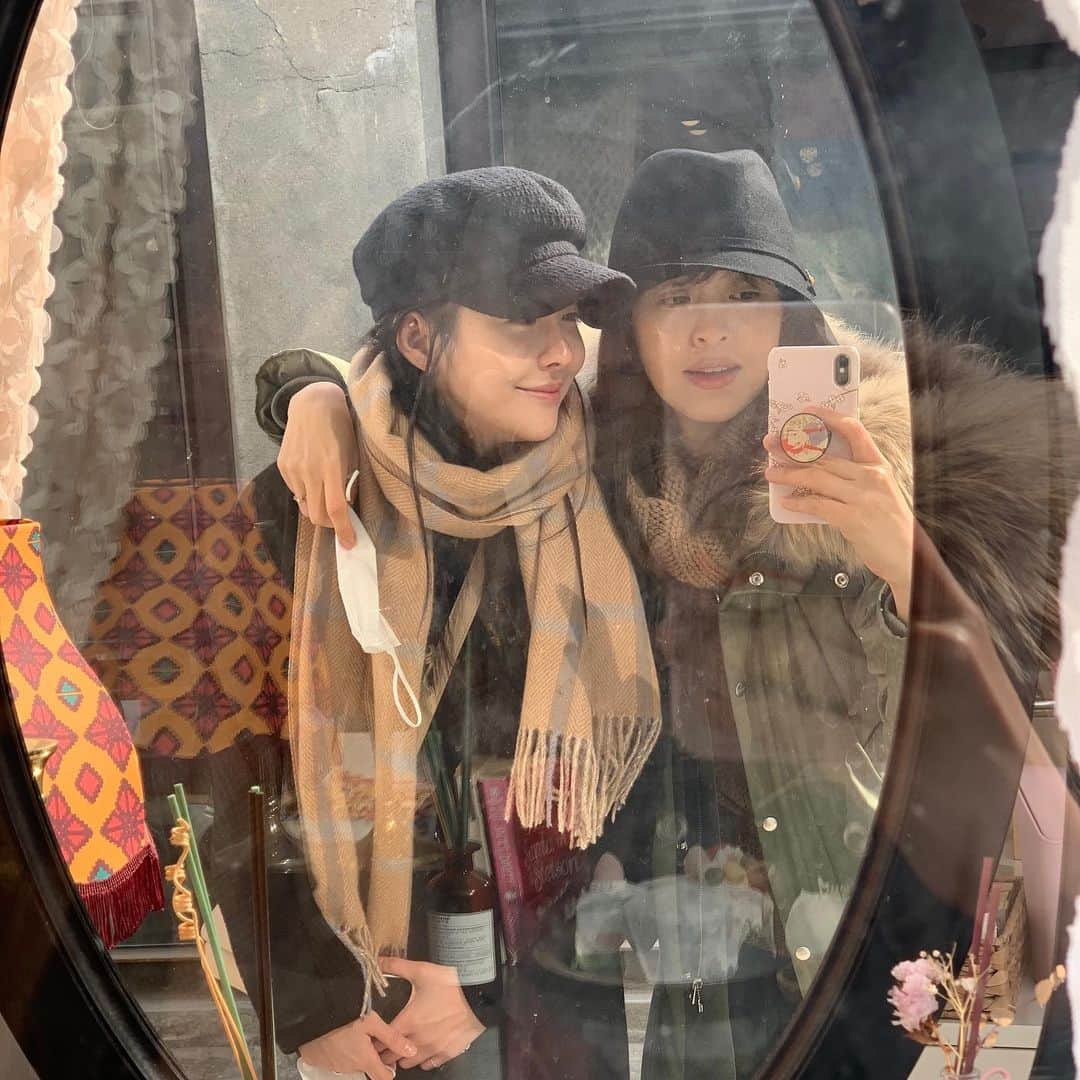 チン・イェソルのインスタグラム：「보고싶었던 언니와 오랜만에 데이트 🙈  #언니 표정따라하기 ㅋㅋㅋ #💛💛💛」