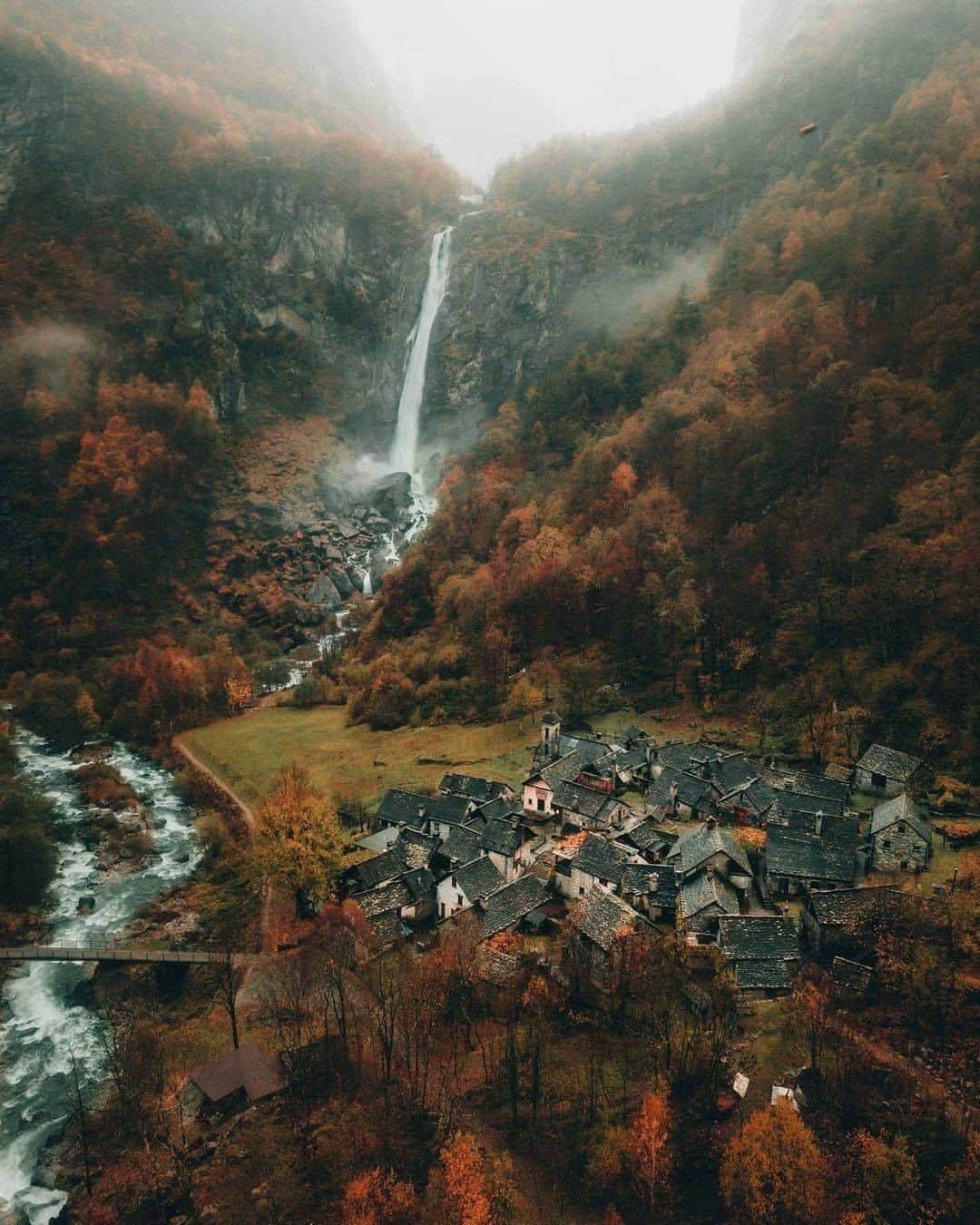 9GAGさんのインスタグラム写真 - (9GAGInstagram)「Would you buy a house here in 🇨🇭 for around $1? Follow @voyaged for more discoveries around the 🌍 - 📷 @giuliogroebert - #voyaged #switzerland #9gag」2月6日 20時30分 - 9gag