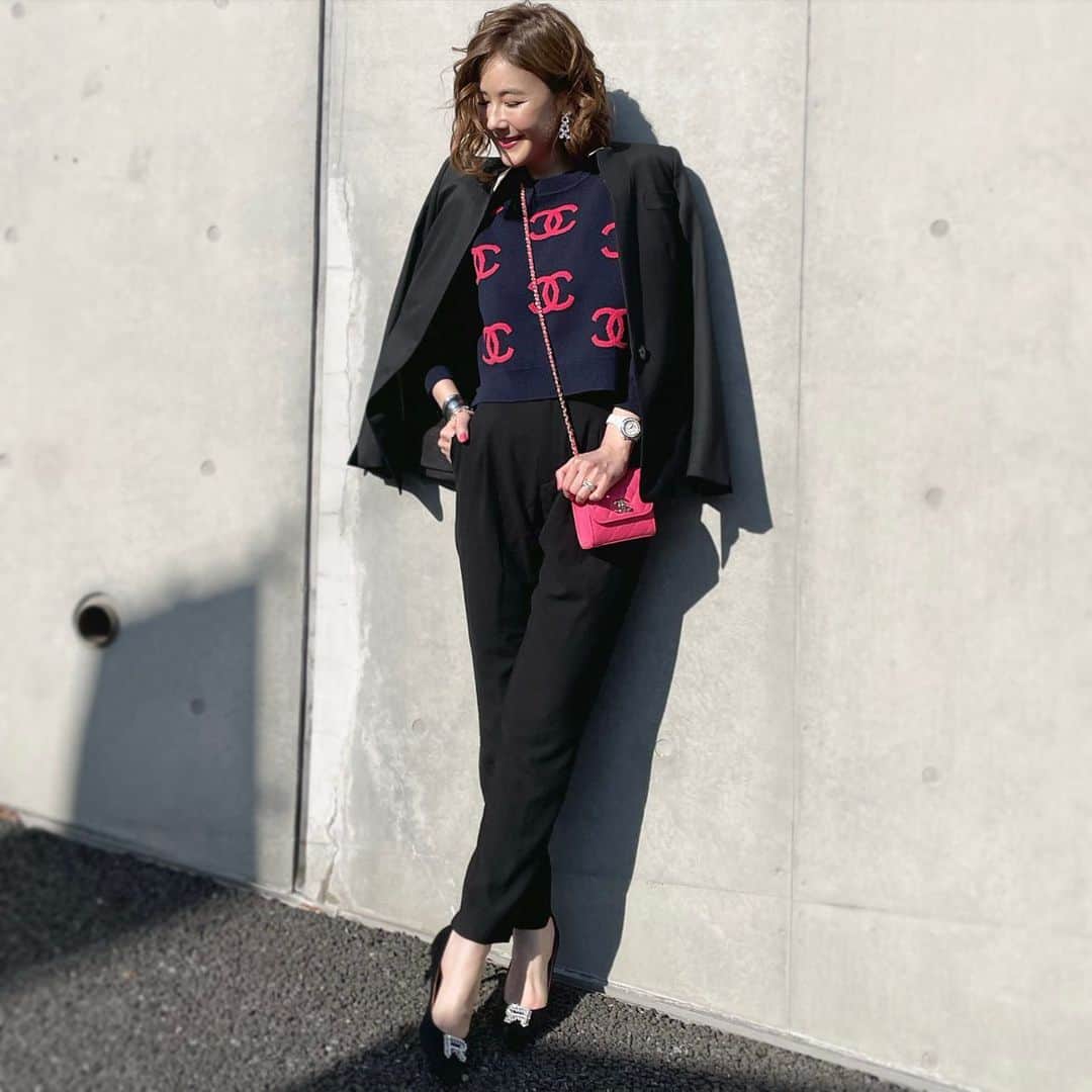 kiyomi medeirosさんのインスタグラム写真 - (kiyomi medeirosInstagram)「outfit♡ 今日は暖かくて気持ちよかったなぁ〜☺️🌷🌷 一目惚れのニット😍今日は、ハンサムなシンプルコーデにしてみました😎😎😎 * jacket…#stellamccartney  knit,bag…#chanel  pants…#GALLARDAGALANTE shoes…#rochas  ピアス…#enchanty  #fashion#outfit#instagood#instalike#instafashion#ootd#cordinate#style#シャネル#シャネルニット#ファッション#コーディネート#コーデ#ママコーデ#ハンサムコーデ #シンプルコーディネート#ジャケットコーディネート」2月6日 20時31分 - kiyomimedeiros
