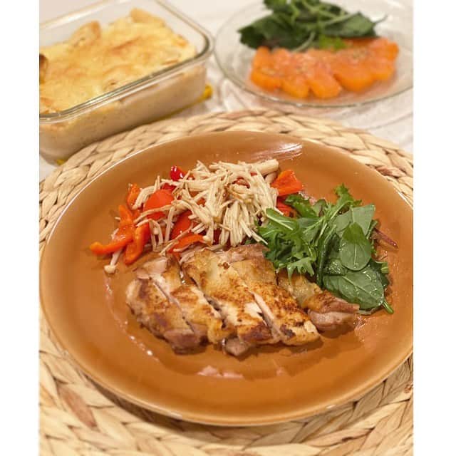 前田ゆかのインスタグラム：「今晩はパリパリチキン。  鶏肉は皮から焼くと脂が溶け出すので油をひかなくても焼き上がります。  油は大さじ1で111カロリーもあるので油を使わないヘルシー調理でタンパク質を美味しく摂取。  冷えに効果のある鶏肉、寒いロケの後は体力をアップさせる食材で！ タンパク質からコラーゲンを生成する際に欠かせない鉄分とビタミンc。  ベビーほうれん草の鉄分、 ビタミンCのパプリカとタンパク質を一緒に取るのが重要。  サーモンのカルパッチョと もちグラタン！中は山芋と明太子チーズです☺️  #おうちごはん #ばんごはんきろく  #薬膳で温性の鶏肉 #冷え改善 #maeyukareshipi」