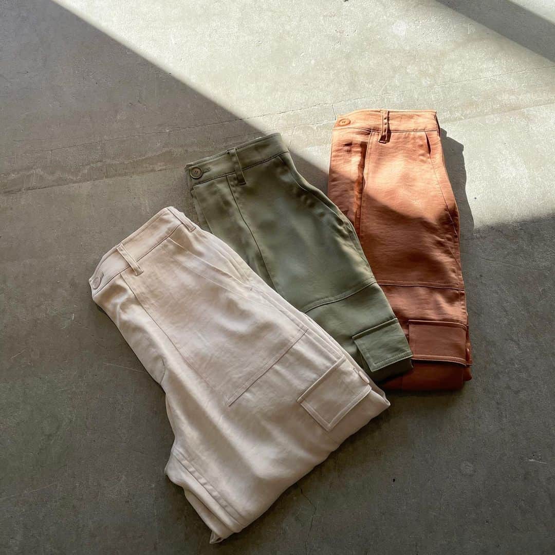 のインスタグラム：「✔️NEW ARRIVAL﻿ ————————————————————﻿ ﻿ ■サテンカーゴパンツ﻿ ¥6,300+tax﻿ ﻿ 深みのある光沢と上品さを持ち合わせた﻿ サテン素材のカーゴパンツです。﻿ ﻿ やや厚手の落ち感のある素材で穿きやすさも抜群。﻿ ﻿ 裾にスナップボタンが付いていて﻿ 外せばルーズなシルエット、閉じればテーパードシルエットに。﻿ ﻿ サテン素材のカーゴパンツは、ミリタリー感が抑えられた大人カジュアルを叶えてくれます。﻿ ﻿ ﻿ ————————————————————﻿ #COTORICA. #fashion#coordinate#onlinestore#instafashion#instagood#markstyler#2021ss#コトリカ#ママコーデ#ママファッション#プチプラコーデ#プチプラファッション#春服#春コーデ#サテンパンツ#カーゴパンツ#カラーパンツ#トレンドコーデ」