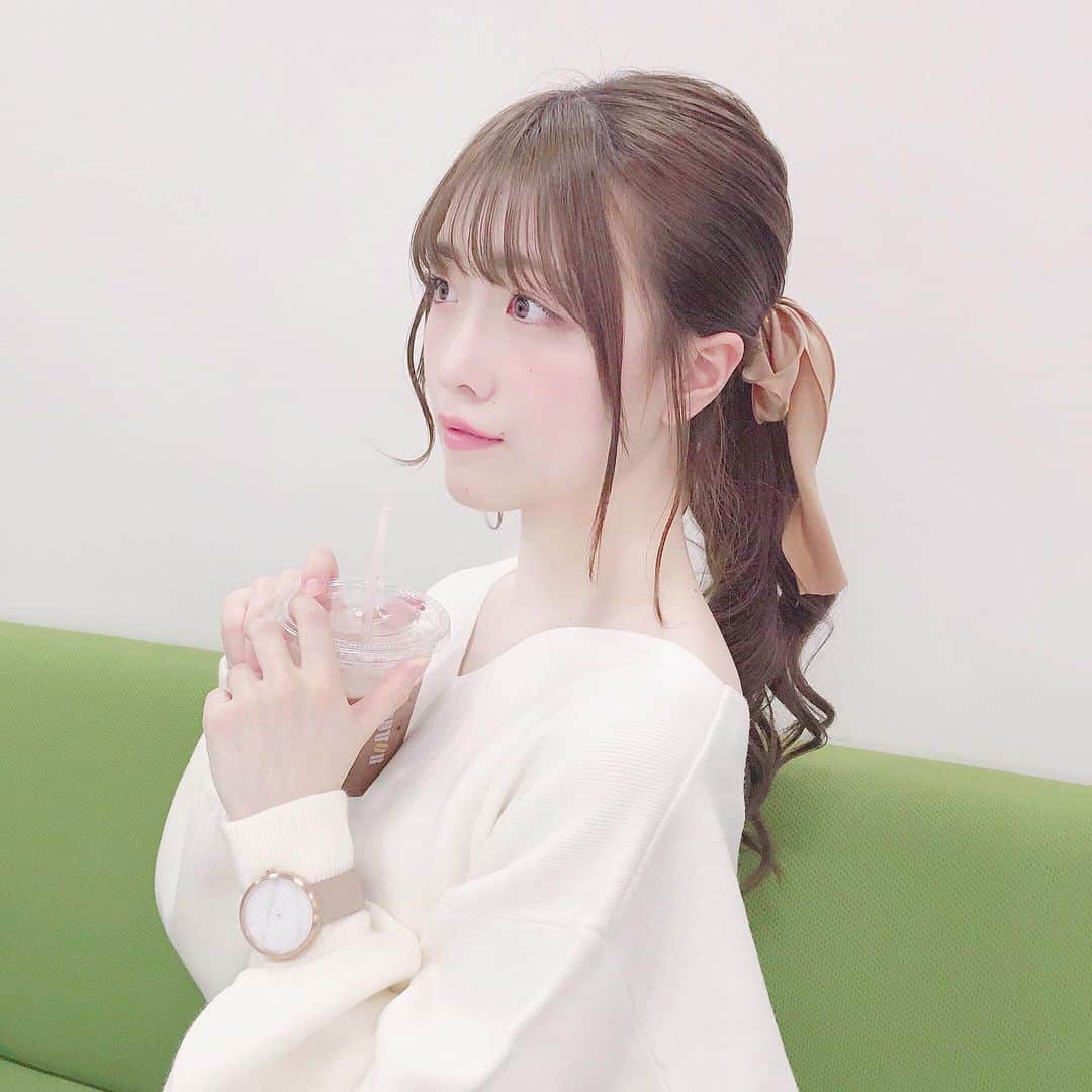 のインスタグラム：「🕊 久々の投稿になってしまいすまんです☺︎ Ｖネックのダボっとニット！かわいい？🛌❤︎」