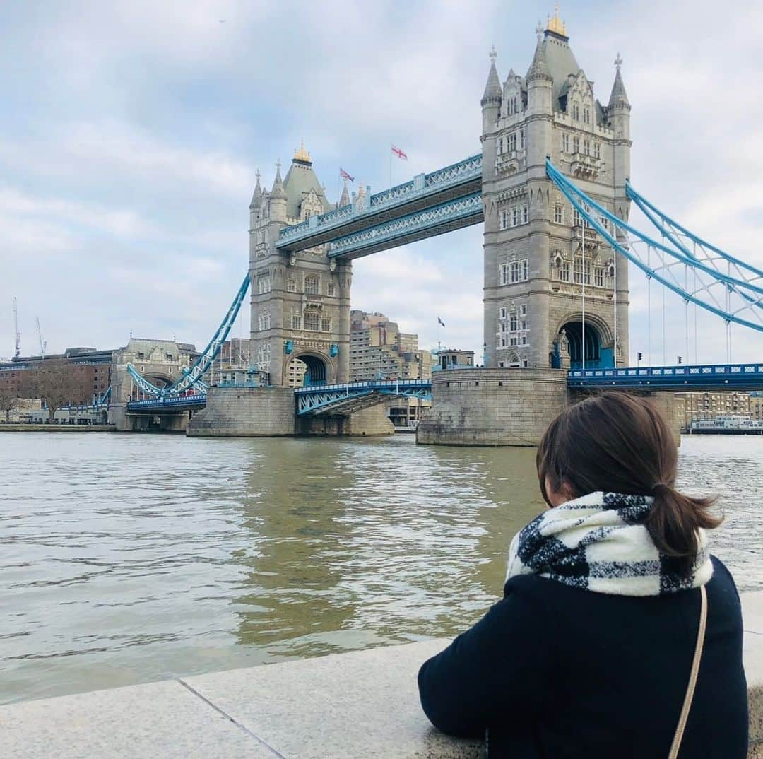 スミス春子さんのインスタグラム写真 - (スミス春子Instagram)「２年前の春休み、﻿ 留学中の妹に会いにイギリスへ行きました🇬🇧﻿ ﻿ これはテムズ川に架かるタワーブリッジです🌉﻿ ﻿ 2週間以上滞在しましたが、﻿ イギリスは素敵な場所が多すぎて﻿ 全然足りませんでした...！（笑）﻿ ﻿ また早く海外旅行に行けるような世の中に﻿ なってほしいですね🥺❣️﻿ ﻿ ﻿ #静岡朝日テレビ﻿ #海外旅行﻿ #イギリス﻿ #タワーブリッジ﻿ #ロンドン﻿ #イギリス旅行﻿ #アナウンサー﻿ #スミス春子﻿ ﻿」2月6日 20時40分 - harukosmith