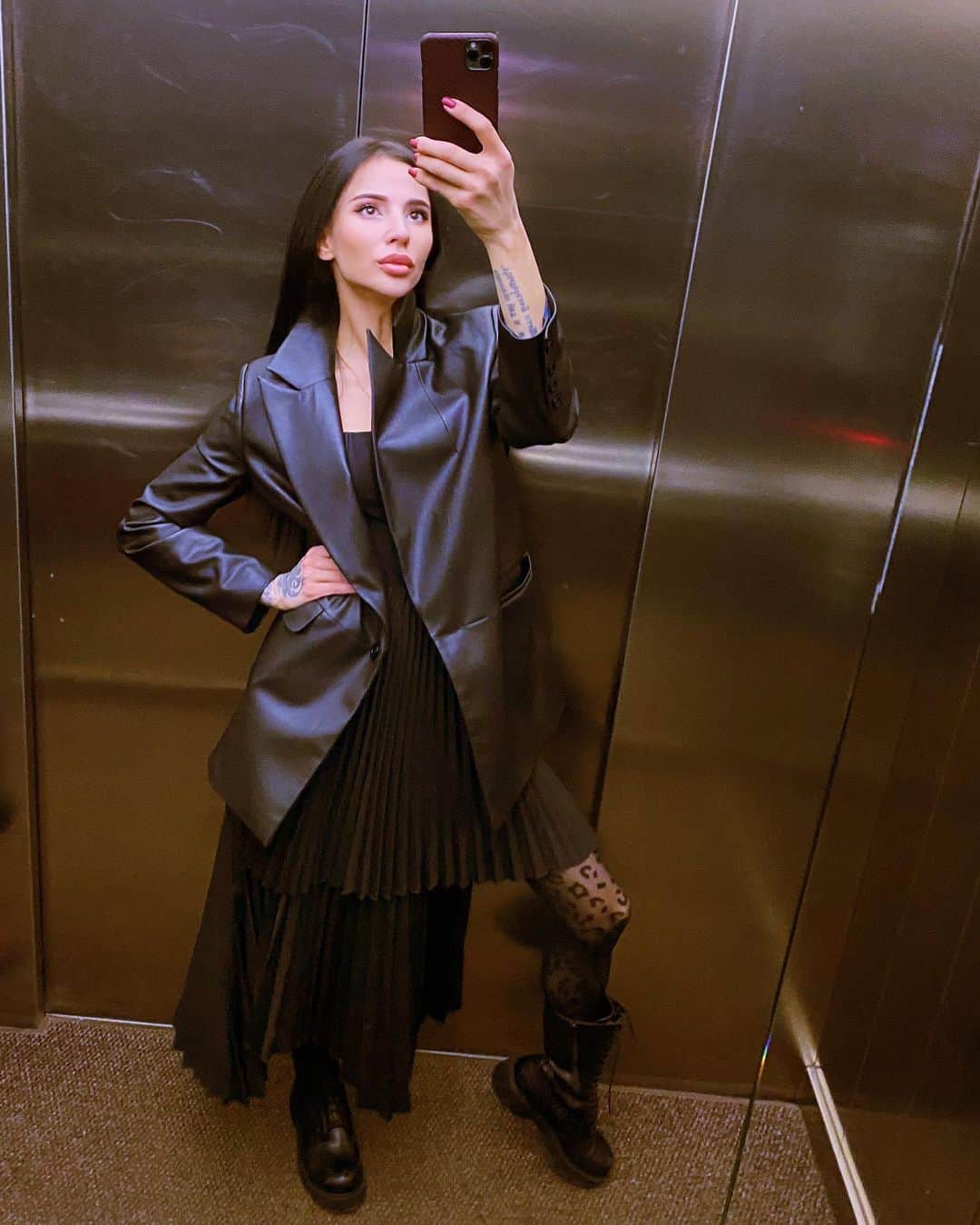 ダリア・ドミトリエワのインスタグラム：「Ну привет 🖤  Давненько меня не было 😁 Зашла похвастаться новым одеянием от @youwanna_official ✨  Крутой кожаный пиджак и асимметричная юбка 🚀   Знаю , Вам понравиться , поэтому оставила контакт ♥️   А ещё есть пальто 😍 Девочки , показать ???😈」