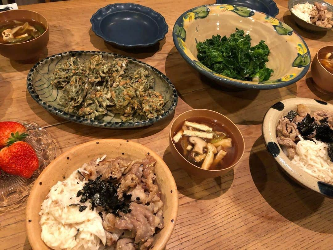 黄川田としえさんのインスタグラム写真 - (黄川田としえInstagram)「『福豆と青海苔入りじゃこ天』 節分の福豆の残りを衣に混ぜたじゃこ天です。香ばしくてみんな大好き。 甘辛だれを作ってかき揚げ丼みたいにしても美味しいです。  コロナ禍で制限もありますが最大限の努力と感染症対策をしながら、毎日のトレーニングと週末の試合とがんばってるリーちゃん。  晩ご飯は、 ✨豚もも肉の塩麹焼きと長芋丼 ✨プチヴェールのナムル ✨お揚げと冷凍きのこのお味噌汁 ✨福豆と青海苔のじゃこ天  エネルギーとカルシウム補給。  〈かき揚げレシピ〉↓ ③炒り大豆は麺棒で粗く叩きます ④福豆、小麦粉、青海苔　適量 ⑤冷水を粉と同量くらい徐々に加えてドロッとするくらいの衣に ⑥ちりめんじゃこを加えて混ぜる ⑦⑧少なめの油を180度くらいに温めて⑥を一口大に落として両面揚げる  余ったお豆があったらかき揚げに加えたり、フライの衣にしても美味しいですよ！残った豆も沢山消費できます。  #tottogohan  #tottoレシピ#ジュニアアスリートフード #あと一品おかずいろいろ」2月6日 20時34分 - tottokikawada