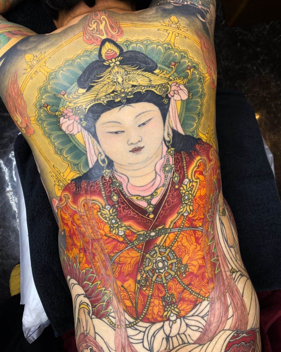 SHIGEのインスタグラム：「In progress,, “Kisshoten”. I remember that the first session was eight years ago,, still enjoying,, keep blazing,, Thank you! @pad_factory  お疲れ様でした！  #shige #shigetattoo #shigeyellowblaze #yellowblazetattoo #黄炎 #kisshoten #仏画 #日本刺青 #吉祥天 #japanesetattoo #japaneseart #inprogress @bishoprotary #bishoprotary @inkeeze #inkeeze #dipcaps #bishopfamily #fusionink #fusioninkproteam」