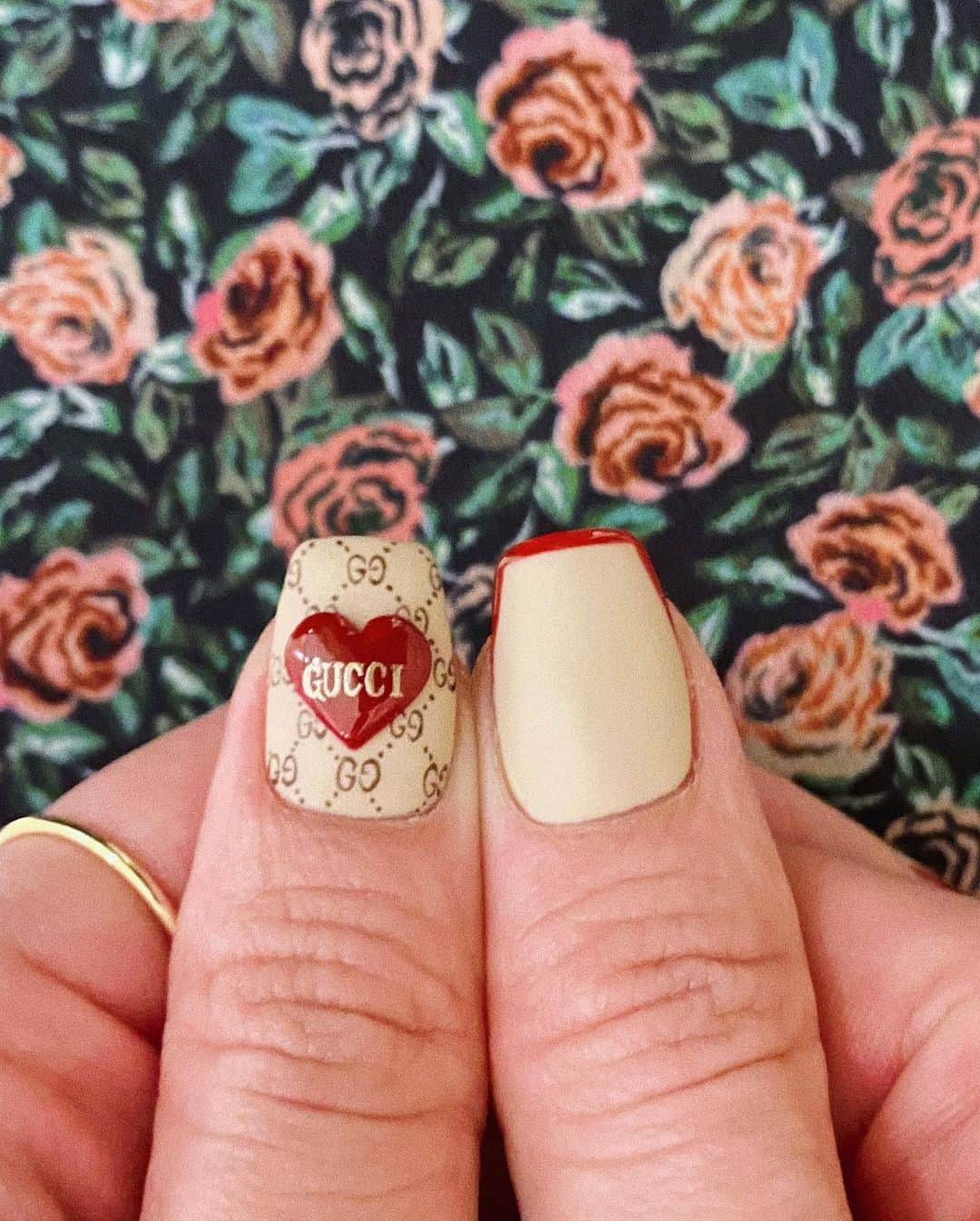 中島奈津希のインスタグラム：「🤎❤️🤎❤️🤎﻿ ﻿ ﻿ ﻿ ﻿ ＂#GUCCI × #valentineday 🍫＂﻿ ﻿ ﻿ ﻿ ﻿ 見た瞬間に絶対やると決めた﻿ GUCCIのバレンタインギフト🥺❤️🍫﻿ ﻿ 見つけた時にはもう売り切れていだけど﻿ もうめちゃくちゃ可愛いよね🥺❤️❤️❤️？！﻿ またいつか出て欲しいなぁと願いを込めて﻿ ネイルしていただきました🥺❤️﻿ ﻿ ﻿ ﻿ ﻿ 今回も安定のなほさん(@naaaaa_ho.nail )なのだけど、﻿ これ全部手書きなんです。笑﻿ ﻿ 凄くない？！？！😱❤️﻿ もう、完成する前から発狂してた。笑﻿ ﻿ ﻿ ﻿ ﻿ ちゃっかり﻿ 中指は#ミッキーシェイプ なのがポイント🤫❤️﻿ (お姉にネイルデザイン相談したら、﻿ ミッキーシェイプも可愛いんじゃない？って言われて採用させていただきました🙏🏻❤️笑)﻿ ﻿ はぁ、、♡﻿ ネイルが可愛いって幸せだよね😍😍﻿ ﻿ ☁️☁️☁️☁️☁️☁️☁️☁️☁️☁️☁️☁️☁️☁️☁️☁️﻿ #disneysisters_jp ←#中島姉妹 ディズニーまとめ👭🏻﻿ #ネイル#ななくる#グッチ#グッチネイル ﻿ #ディズニーネイル#disneynails ﻿ #バレンタインネイル#バレンタインデー　﻿ #gucciネイル#guccinail#おなつのネイル 💅🏻」
