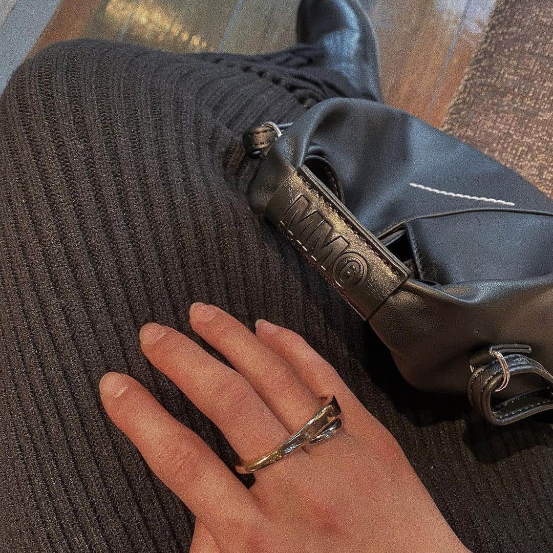 樽見麻緒のインスタグラム：「𝒻𝒶𝓋ℴ𝓇𝒾𝓉ℯ𓂃☾ ちょっと外に出掛けるだけで良い気分転換になった☕️ ׅ ׅ #accessory#ring#favorite#mm6#unitedtokyo#mm6bag#リング#二連リング#アクセサリー#シルバーアクセ#ゴールドアクセサリー#男の子ママ#ママスタイル#ママファッション#ブラックコーデ」