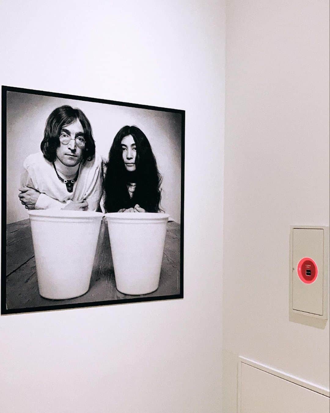 大原海輝さんのインスタグラム写真 - (大原海輝Instagram)「ジョン・レノンとオノ・ヨーコに焦点を当てた展覧会「DOUBLE FANTASY John＆Yoko」が本当に美しかった！！  ソニーミュージック六本木ミュージアムで開催されてるんだけど、今までビートルズも詳しく知らなかった僕でも楽しめた展示会でした。  何より流れている音楽が人生で一度は聞いた事あるものばかりで、二人のアートを辿り人生を垣間見たからこそ曲に対する"意味"に共感した。曲やアートを通してジョンとヨーコの愛がカタチとして見えるからこそ、当時の歴史に瞬間的にも触れられたし、二人のことを好きになれた展示会でした。  2人のセンスがいいのよ、、、、、  展示物も会場では、アートや音楽、映像作品、オノの私物など100点以上を公開。時系列に紹介し、両者のアーティスト活動全般を辿る。1969年にアムステルダムとモントリオールで行われた平和活動「ベッド・イン（Bed In）」の際に使用したギターや、楽曲「イマジン（Imagine）」の手書き歌詞、ジョンがアメリカ移住を決めてから5年を経て取得したグリーンカードなどを展示してたよ！！  期間は、〜2021年1月11日（月・祝）だよ！！お見逃しなく。 p.s.僕は去年に行きました。」2月6日 20時37分 - umichan1015