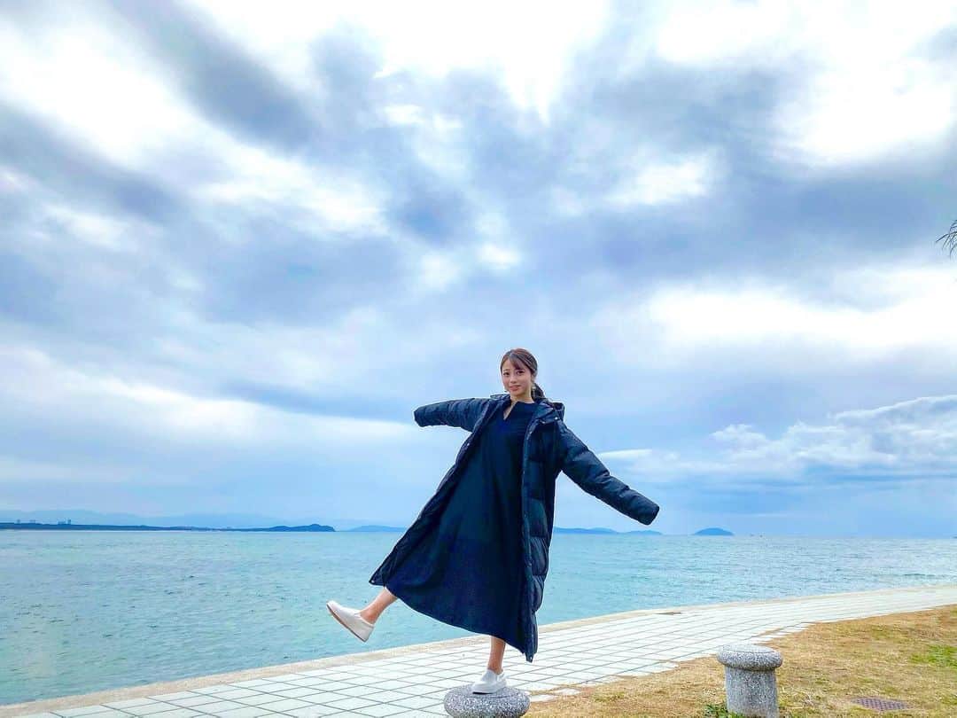 YUMIのインスタグラム：「. 👆オフショット📸  昨日は夏のカタログ撮影だったよ👗✨  素敵な皆さんと一緒にお仕事できて 本当に楽しかったな〜〜🤤🌴🏄🏻‍♀️  ヘンテコな私にお付き合いくださり ありがとうございました🥺✨  掛け合いが嬉しくて楽しくて🤤 基本的に人見知りしないから、 馴れ馴れしいのは自覚してるんやけど 普段以上にテンションが上がってしまった🐕💕  素敵なご縁に感謝な日々です☺️💕  また一緒にお仕事させていただけるように頑張ります🔥  風邪強かった〜〜〜〜🍃🤣  #撮影#夏服#ベンチコート#衣装 #ワンピース#海#被写体#カタログ#夏服」