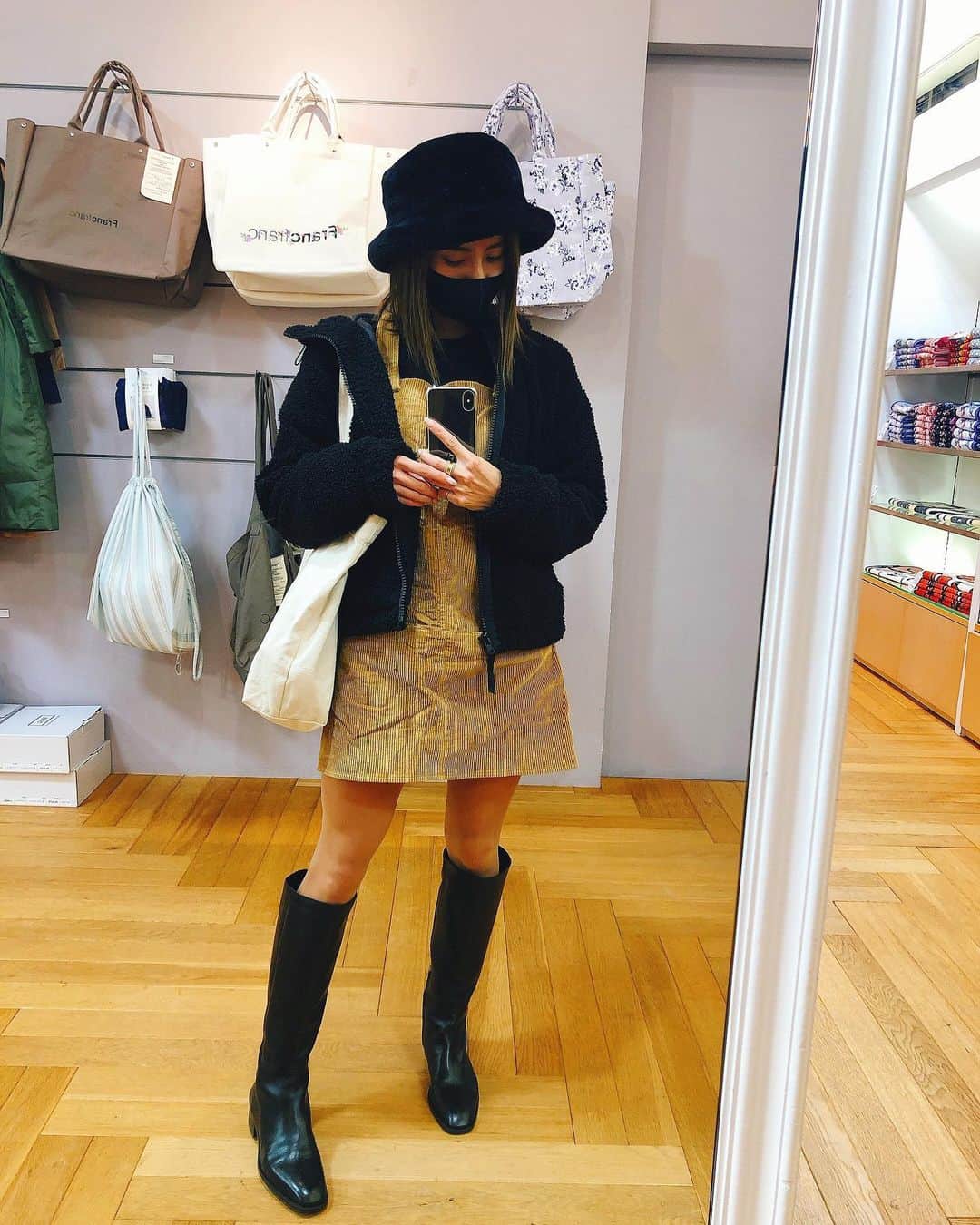 佐野千晃のインスタグラム：「そこに鏡があるなら私は自撮りする！！笑﻿ ﻿ 最近メンテナンスに行くかスーパーに行くかしかお出かけ？してない、、、🥺﻿ ﻿ #ooted #fashion #girl #moana #ファッション #コーデ #鏡 #自撮り」