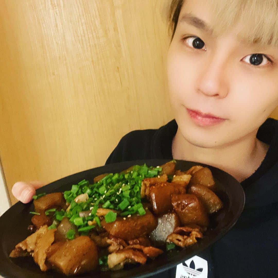 沢村玲/REIのインスタグラム：「今日は"甘辛豚バラ蒟蒻"!!😊  あのですね。  れいちぇるクックパッドさんのアプリでレシピ投稿を始めました！  https://cookpad.com/kitchen/31530081#share_url  みんなぜひフォローとかチェックして一緒に料理しようね！  オリジナルレシピも今後出していきたいと思ってるからね！😆  あっ。TikTokもよろしく！  #cookpad  #クックパッド  #料理男子  #料理上手になりたい  #LOCAチャレンジ」