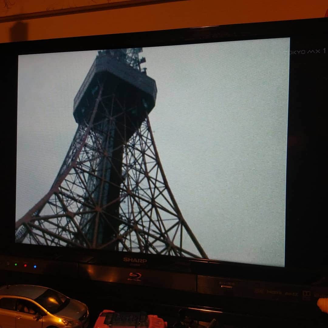 ブルボン小林のインスタグラム：「再放送「仮面ライダー」64話「怪人セミミンガみな殺しのうた！」の東京タワー。 周囲になーんにもない。 向かいに竹中工務店の看板があるが、なに建ててるのかな。」
