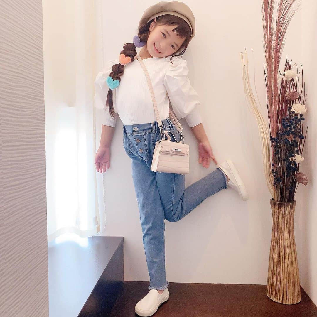 ♡KAO♡のインスタグラム：「： ： #おりんコーデ #rinchancode ♡♡♡ ： ： @smilekids888 coordinate♡ 本日21時発売の新作set up これ可愛すぎるよっ❤❤❤ お袖のポワンといいデニムのデザインも最高♡♡ 春に大活躍するsetupだよー❗ この後21時からお見逃しなく❤ ： ： ┈┈coordinate item┈┈┈┈┈┈┈┈ tops＋denim setup▹▸ @smilekids888 bag/♥hairpin ▹▸ @smilekids888   ［125cm/size130］ ┈┈┈┈┈┈┈┈┈┈┈┈┈┈┈┈┈┈┈┈ ： ： ： ： ： ： ： ： ： ： ： ： ： ： ：  #ig_kidsfashion #kidsfashion #親バカ #ig_oyabakabu #親バカ部 #娘 #6歳 #女の子 #インスタキッズ #ig_kids #mamanoko #ママリ #hugmug #コドモノ #キッズファッション #コドモダカラ #comona #キッセレ #ママタス #プチプラコーデ  #キッズコーデ #韓国ファッション #韓国子供服」