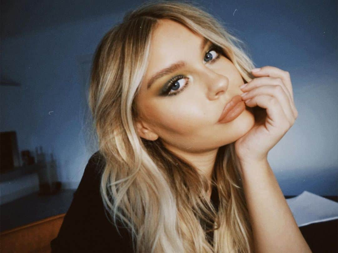 Dagi Beeのインスタグラム：「me thinking about food 💭」