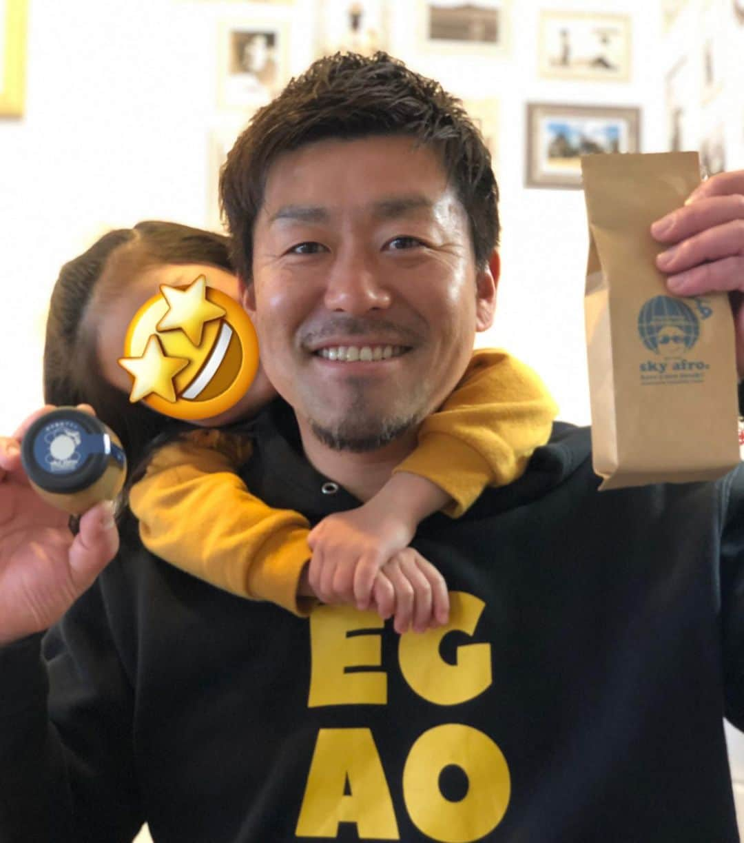 黒羽根利規のインスタグラム：「坪井さんの珈琲プリンとコーヒー豆☕️ あざーす😁 珈琲プリンは冗談抜きに今まで食べた珈琲プリンの中で1番（笑） これはホントに美味しかった🍮 黒羽根プリン作ろうかな🤣  #坪井智哉　さん #sky afro #コーヒー好きは #揺るがない」