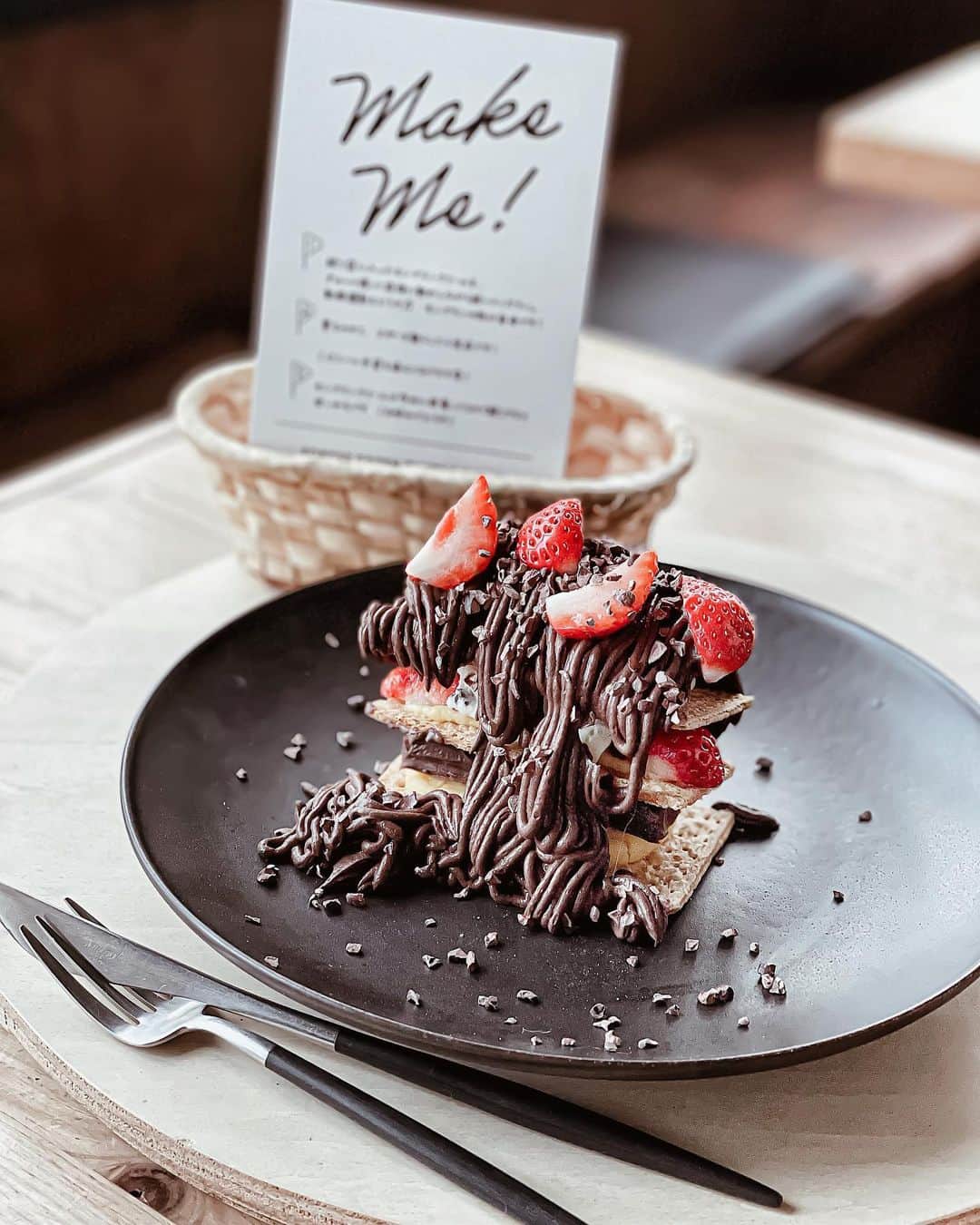 のインスタグラム：「🍽 . .  𝑭𝑶𝑹𝑬𝑺𝑻 𝑮𝑹𝑬𝑬𝑵 𝑷𝑨𝑺𝑻𝑨 &𝑩𝑨𝑲𝑬 𝒃𝒚 𝑹𝑶𝑪𝑪𝑨&𝑭𝑹𝑰𝑬𝑵𝑫𝑺 . . モンブランは自分で絞るシステム💪🏻 🍓あまおうとチョコレートのメイクミーモンブラン₊⁺ ☑︎あまおう ☑︎カスタードクリーム ☑︎チョコチップクリーム ☑︎アールグレイのガナッシュ . チョコレートのモンブランクリームを絞り あまおうとカカオニブで仕上げ🍓 . . . 分厚目のアールグレイがナッシュが 相当いい仕事してくれます🥰🍓ˎˊ˗ ﻿ げきうまーーーーーーー♥️ˎˊ˗ ﻿ ▷15:00からの提供 ▷2月14日までの期間限定 . . . . もうこればっかりは 記憶に留めていただくしかない 保存📎必須✨ . 絞りはリールで🎥₊⁺ . . . 𝑭𝑶𝑹𝑬𝑺𝑻 𝑮𝑹𝑬𝑬𝑵 𝑷𝑨𝑺𝑻𝑨 &𝑩𝑨𝑲𝑬 𝒃𝒚 𝑹𝑶𝑪𝑪𝑨&𝑭𝑹𝑰𝑬𝑵𝑫𝑺 @forestgreen_byrocca  阪急高槻市駅　高架下商業施設 高槻市城北町2-1-18-エミル高槻1階  緊急事態宣言発令に伴い 3/7まで営業時間が変更になっています📢 時間:10:00〜20:00 お席の利用は11:30〜L.O.19:00 ※予約不可  ————————————————————— 私の写真の編集については フォトレッスンでレクチャーをしています 見てくださる方にプラスになる投稿をしていきます 是非いいね♡フォロー♡ よろしくお願いいたします𓅟 —————————————————————  #forestgreenpastaandbake#roccaandfriends#sweets#モンブラン#大阪ランチ#パスタランチ#スイーツ#美味しい#インスタグラム#インスタ映え#インフルエンサー#高槻カフェ#高槻グルメ#高槻スイーツ#大阪カフェ#大阪スイーツ#大阪グルメ#京都カフェ#京都スイーツ#モンブラン#いちごスイーツ#大阪モンブラン#エミル高槻#阪急高槻市駅#焼き菓子#手土産#テイクアウト#メイクミーモンブラン#チョコレートモンブラン#あまおう」