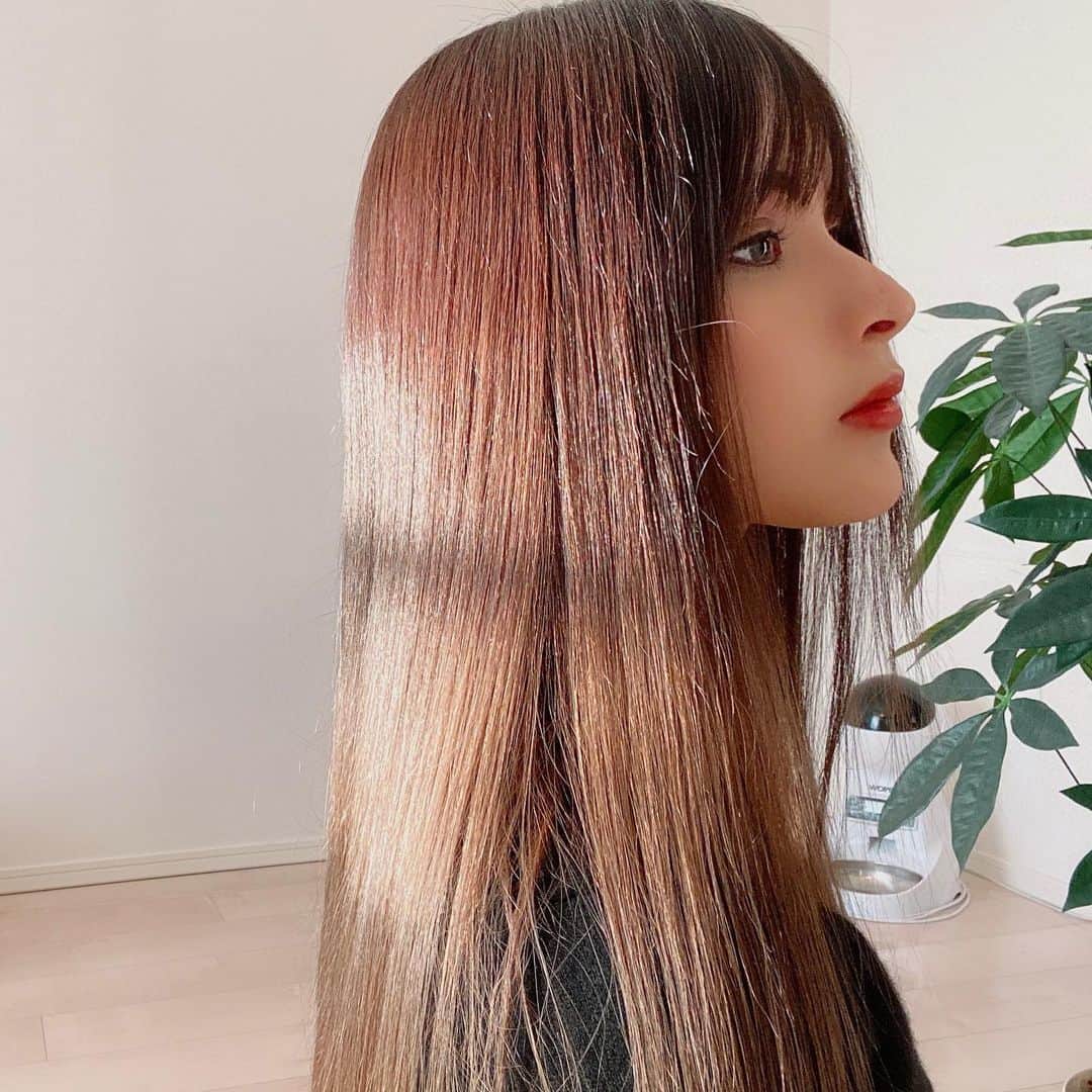 アミンカレダのインスタグラム：「. 【ヘアケアについて】  前から質問があったヘアケアについて💇‍♀️﻿ (遅れてすみません😂💦) ﻿ ブリーチ3〜4回のダメージを受けながらもギリギリのところを踏ん張ってるであろう私のヘアケア法を紹介していきます✍️(使っているケア用品はスワイプすると見れます👀)﻿ ﻿  気をつけてることをざっと箇条書きにしていくと、﻿ 1 タンパク質不足にならないように食事に気をつける﻿ 2 髪を日焼けさせない﻿ 3 品質の良いシャンプーを使う﻿ 4 部屋に篭もりがちな時はドライシャンプー﻿ 5 髪を洗う前は必ずブラッシング﻿ 6 髪同士をこすって乾かさない﻿ ﻿  こんな感じです◎﻿ 割と肌のお手入れと共通点あるかな、と！(焼かない、擦らないなど)﻿ 綺麗な髪してる人見つけては何やってるかリサーチして試して今の↑に落ち着きました😉﻿ ﻿  中学生の頃は毛質が安定してなくて縮毛かけてたことあるのが懐かしい。今はサラサラになったので、一定レベルまで努力でなんとかなるんだと思う。﻿ ﻿  正直面倒くさいなー！って思うこともあるけれど、﻿ 生まれつき何もせず頭の先からつま先まで綺麗な人ってそんないないと思うので、自分にできること、かけるべき労力はきちんとかけて綺麗になろう、というスタンスで乗り切ってる😂❗️﻿ ﻿ 何か参考になれば幸いです🙏✨﻿ ﻿ ﻿ #ヘアケア方法 #ヘアケアアイテム #艶髪シャンプー  #ジョバンニヘアセラム #アンダーバーホワイト #ドライシャンプー #ナプラミーファフレグランスuvスプレー #ヘアケア用品」