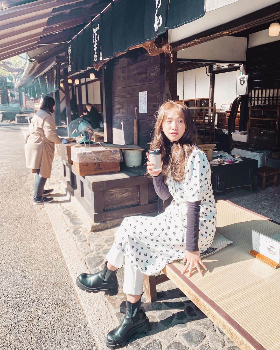 藤森マリナさんのインスタグラム写真 - (藤森マリナInstagram)「京都コーデ⛩🎋✨ * * 北大路駅からアクセスできる 今宮神社の参道両側にあるのが 歴史深く情緒ある店構えの あぶり餅屋さん✨ あぶり餅というものを知らなかったけど 京都の友達が是非食べて欲しいとの事で 案内してくれたよ^ ^ * * きなこの上から白味噌がかかってて 正直甘すぎるのかなと思ってたけど ほんっとに美味しかった🥰 絶対また来たら食べるこれは^ ^ * * 温かかったこの日の #まりなはんコーデ  ワンピースは ▶︎ @dress_vacation 🤍🖤 パンツとインナーは ▶︎ @gu_global ヘビロテの厚底ブーツは ▶︎ @zara * * * #綺麗目コーデ#きれいめカジュアル#白ワンピース#ワンピースコーデ#ホワイトコーデ#zarashoes#zaraboots#厚底ブーツ#ミドル丈ブーツ#京都観光#京都グルメ#あぶり餅#今宮神社#今宮神社あぶり餅#白味噌#神社巡り#パワースポット巡り#まりなはんの旅メモ#そうだ京都行こう」2月6日 20時45分 - maaarina0806