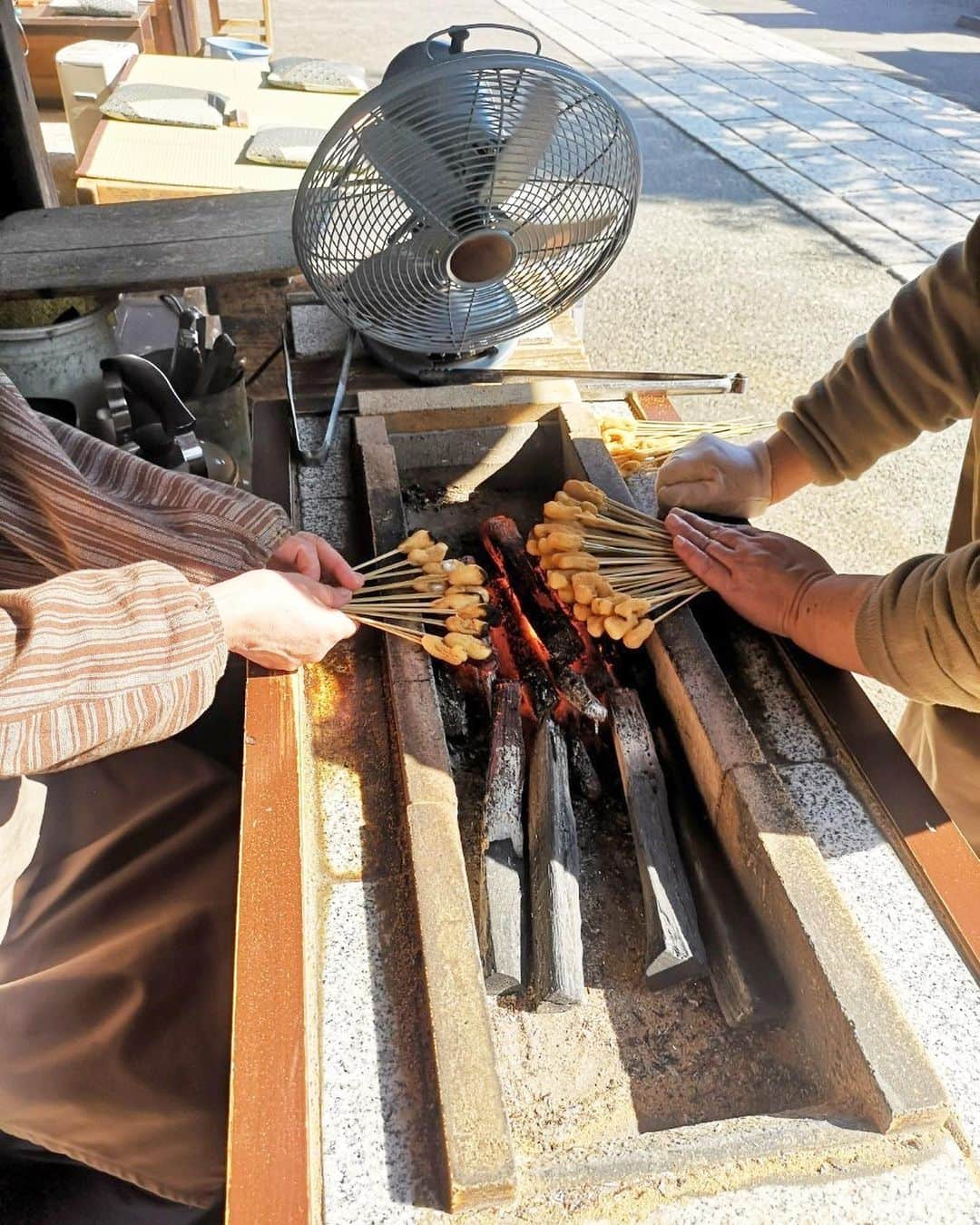 藤森マリナさんのインスタグラム写真 - (藤森マリナInstagram)「京都コーデ⛩🎋✨ * * 北大路駅からアクセスできる 今宮神社の参道両側にあるのが 歴史深く情緒ある店構えの あぶり餅屋さん✨ あぶり餅というものを知らなかったけど 京都の友達が是非食べて欲しいとの事で 案内してくれたよ^ ^ * * きなこの上から白味噌がかかってて 正直甘すぎるのかなと思ってたけど ほんっとに美味しかった🥰 絶対また来たら食べるこれは^ ^ * * 温かかったこの日の #まりなはんコーデ  ワンピースは ▶︎ @dress_vacation 🤍🖤 パンツとインナーは ▶︎ @gu_global ヘビロテの厚底ブーツは ▶︎ @zara * * * #綺麗目コーデ#きれいめカジュアル#白ワンピース#ワンピースコーデ#ホワイトコーデ#zarashoes#zaraboots#厚底ブーツ#ミドル丈ブーツ#京都観光#京都グルメ#あぶり餅#今宮神社#今宮神社あぶり餅#白味噌#神社巡り#パワースポット巡り#まりなはんの旅メモ#そうだ京都行こう」2月6日 20時45分 - maaarina0806